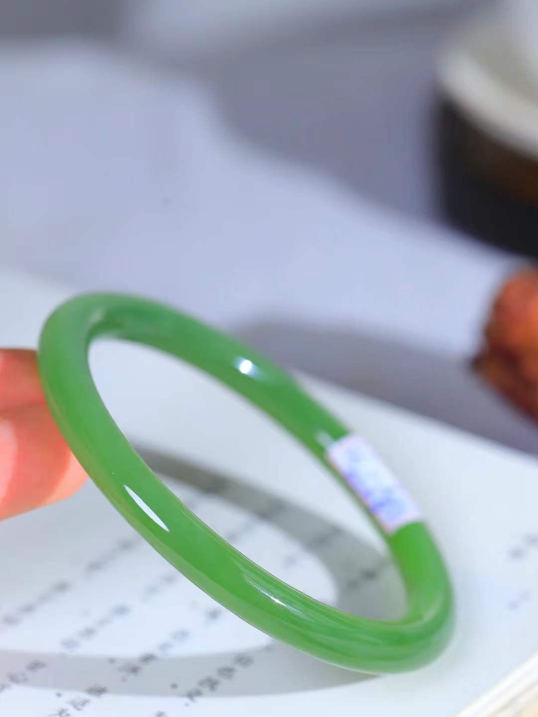 【碧波流转·手镯】

精品和田玉碧玉手镯，玉质细腻温润，手感舒适，️线条流畅，简约大气，美自天成，佩戴于腕间，婉约之美，举手投足间透出那份低调奢华，醉人心扉。
重34.6克 内径圈口63mm  尺寸7.7-8.2mm  FDT-11301433