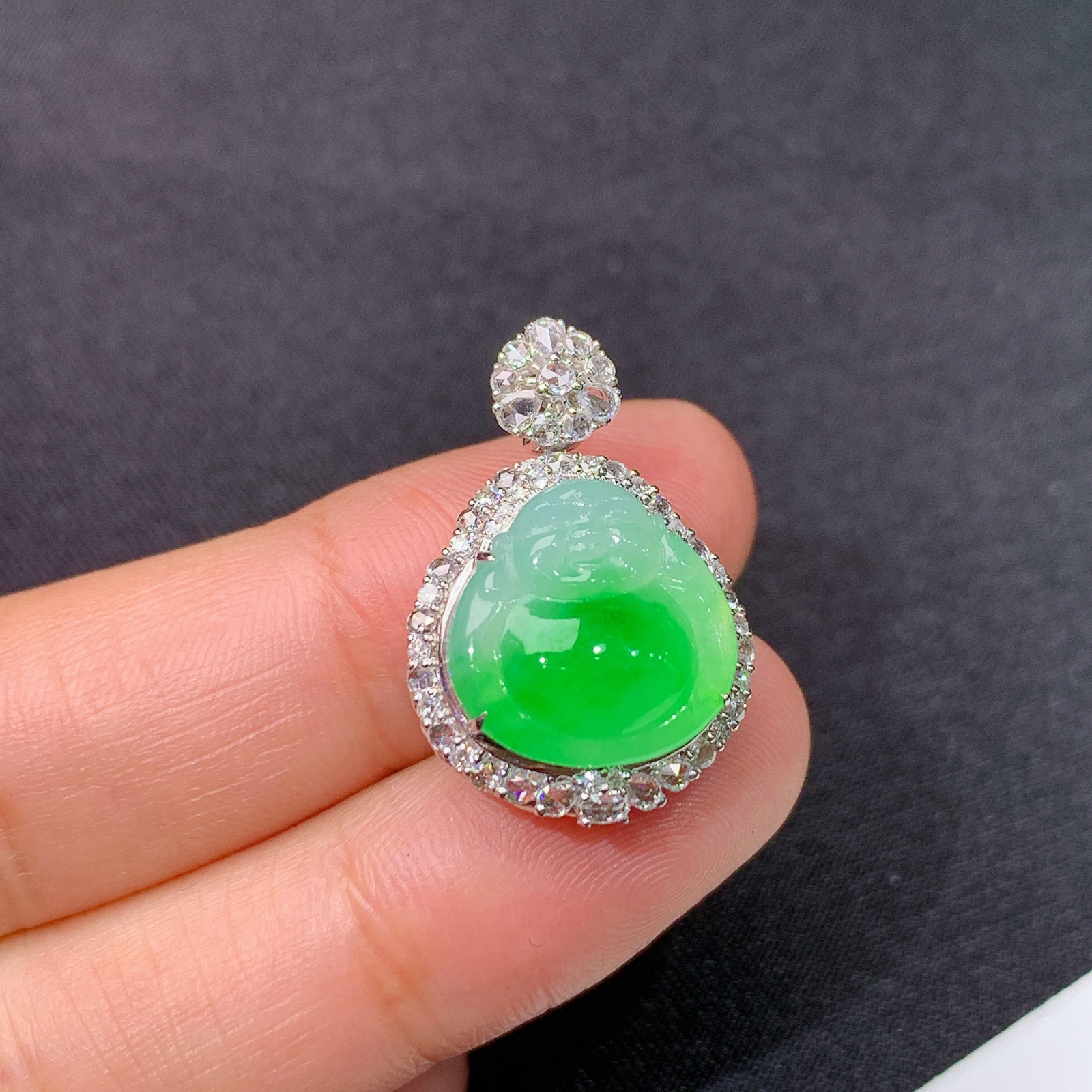 冰飘绿舒佛吊坠，18k金镶嵌，冰润色阳，品相好，种水足，Ald 尺寸23.7*16.1*10.3