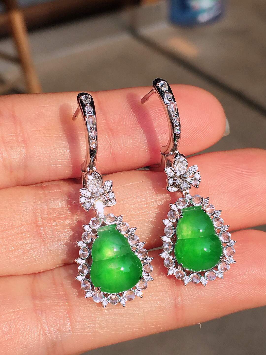 阳绿葫芦耳坠，色泽均匀艳丽，玉质细腻，荧光感超
强，饱满圆润，尽显优雅气质，18k
金豪华镶嵌