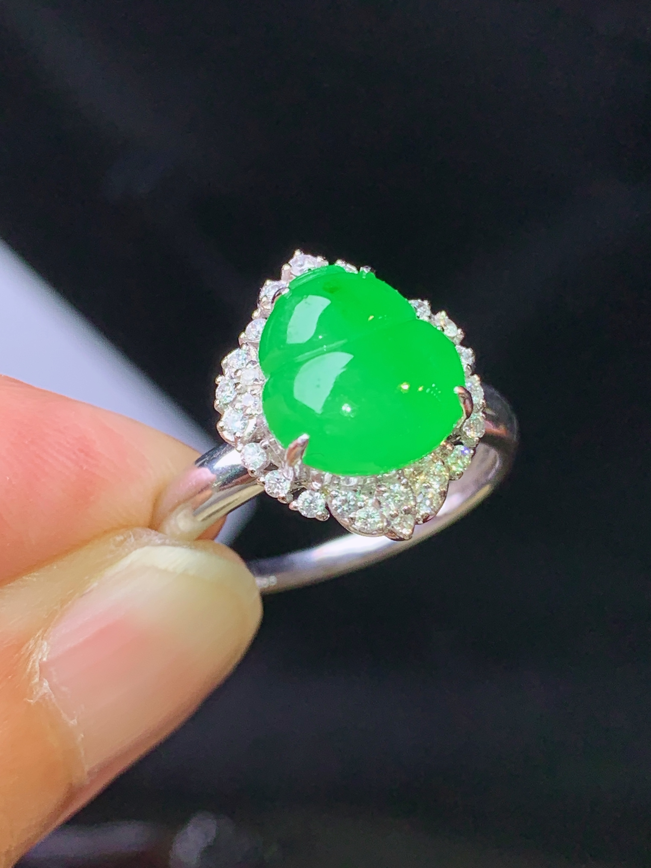 18k金钻镶嵌翠绿葫芦戒指 玉质细腻 色泽艳丽清新 水润亮眼 圈口14 整体尺寸15*12.3*9.8