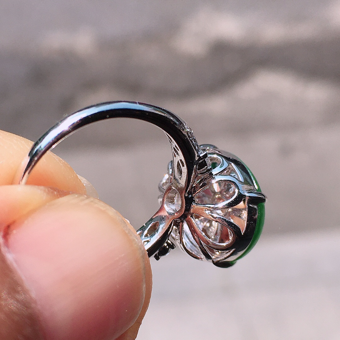 阳绿蛋面戒指，色泽均匀艳丽，玉质细腻，荧光感超
强，饱满圆润，尽显优雅气质，18k
金豪华镶嵌