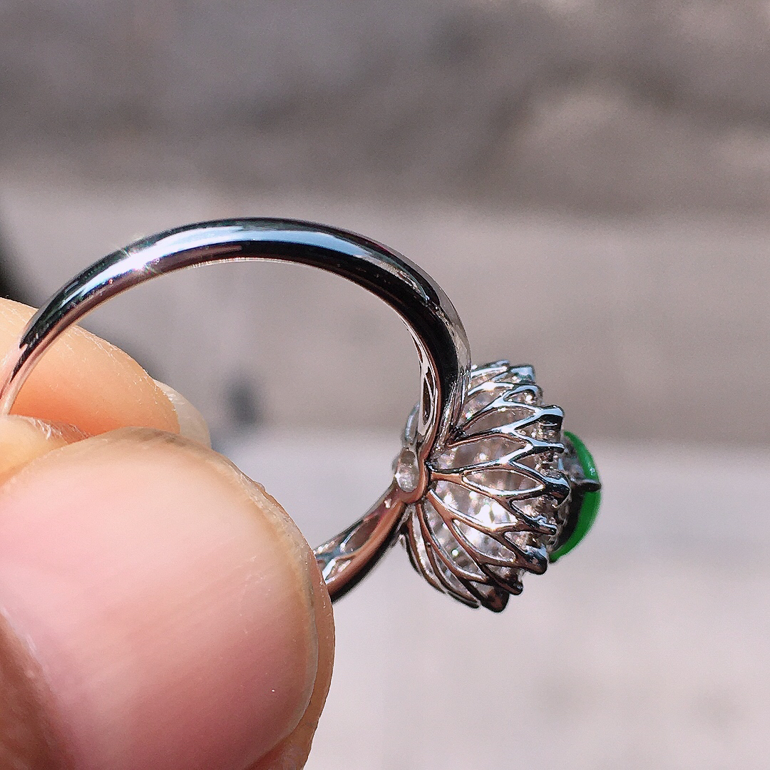 阳绿蛋面戒指，色泽均匀艳丽，玉质细腻，荧光感超
强，饱满圆润，尽显优雅气质，18k
金豪华镶嵌