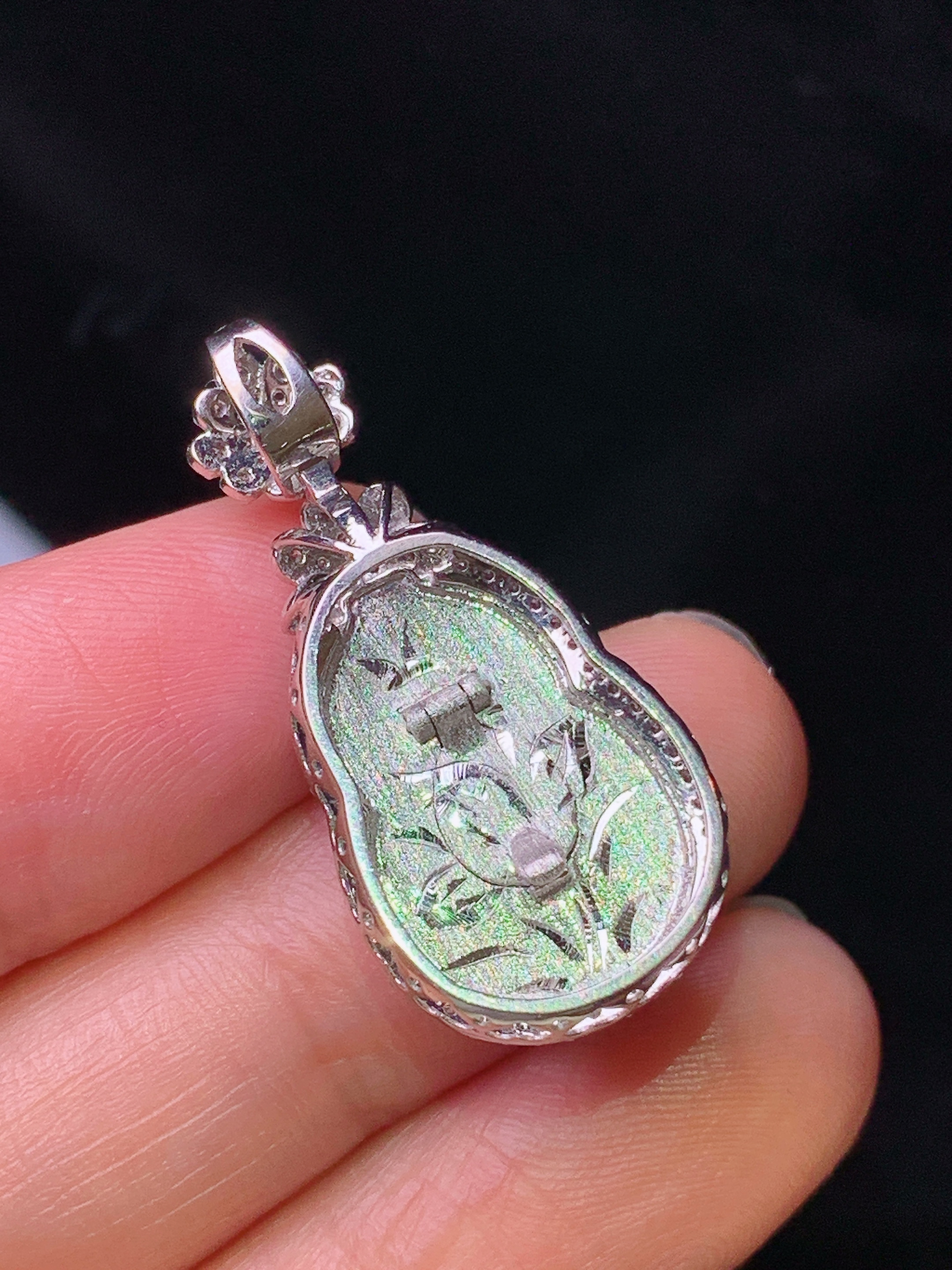 18k金钻镶嵌翠绿葫芦吊坠 玉质细腻 色泽艳丽清新 水润亮眼 整体尺寸30.5*14.2*9.5L2