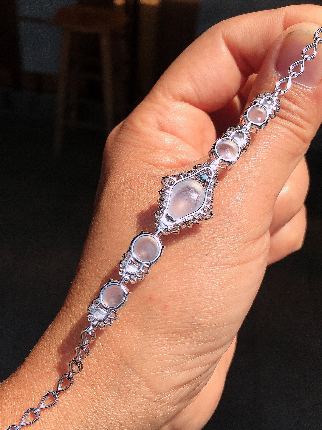 冰种蛋面手链，玉质细腻，荧光感超
强，饱满圆润，尽显优雅气质，18k
金豪华镶嵌