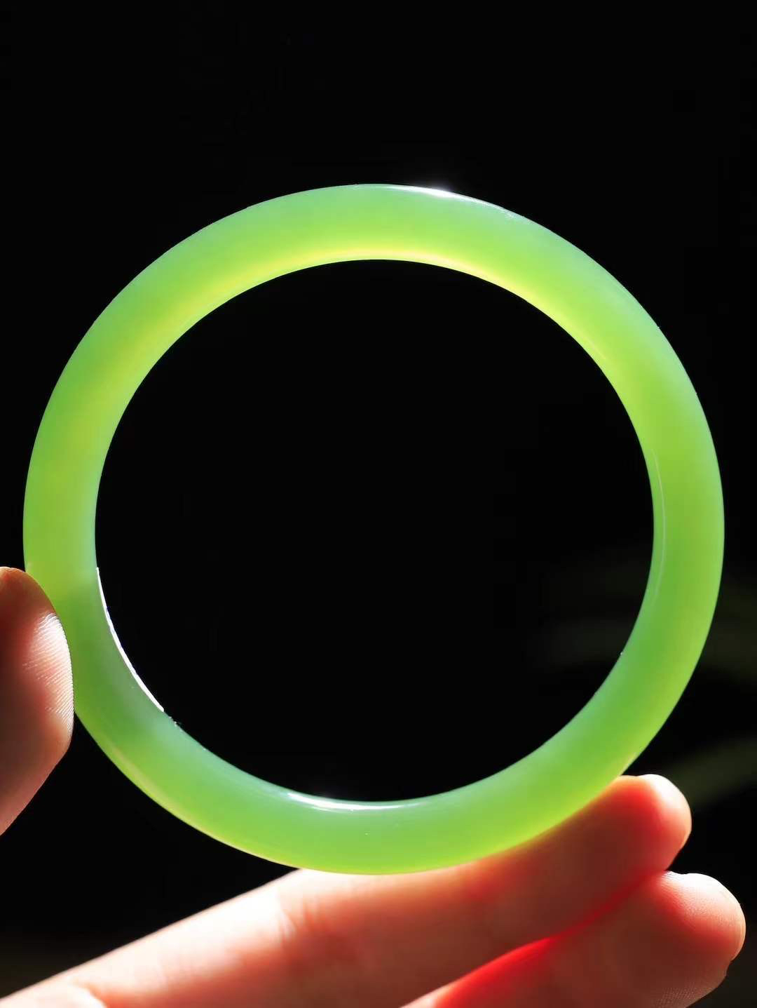 【碧波流转·手镯】

精品和田玉碧玉手镯，玉质细腻温润，手感舒适，️线条流畅，简约大气，美自天成，佩戴于腕间，婉约之美，举手投足间透出那份低调奢华，醉人心扉。
重34.6克 内径圈口63mm  尺寸7.7-8.2mm  FDT-11301433