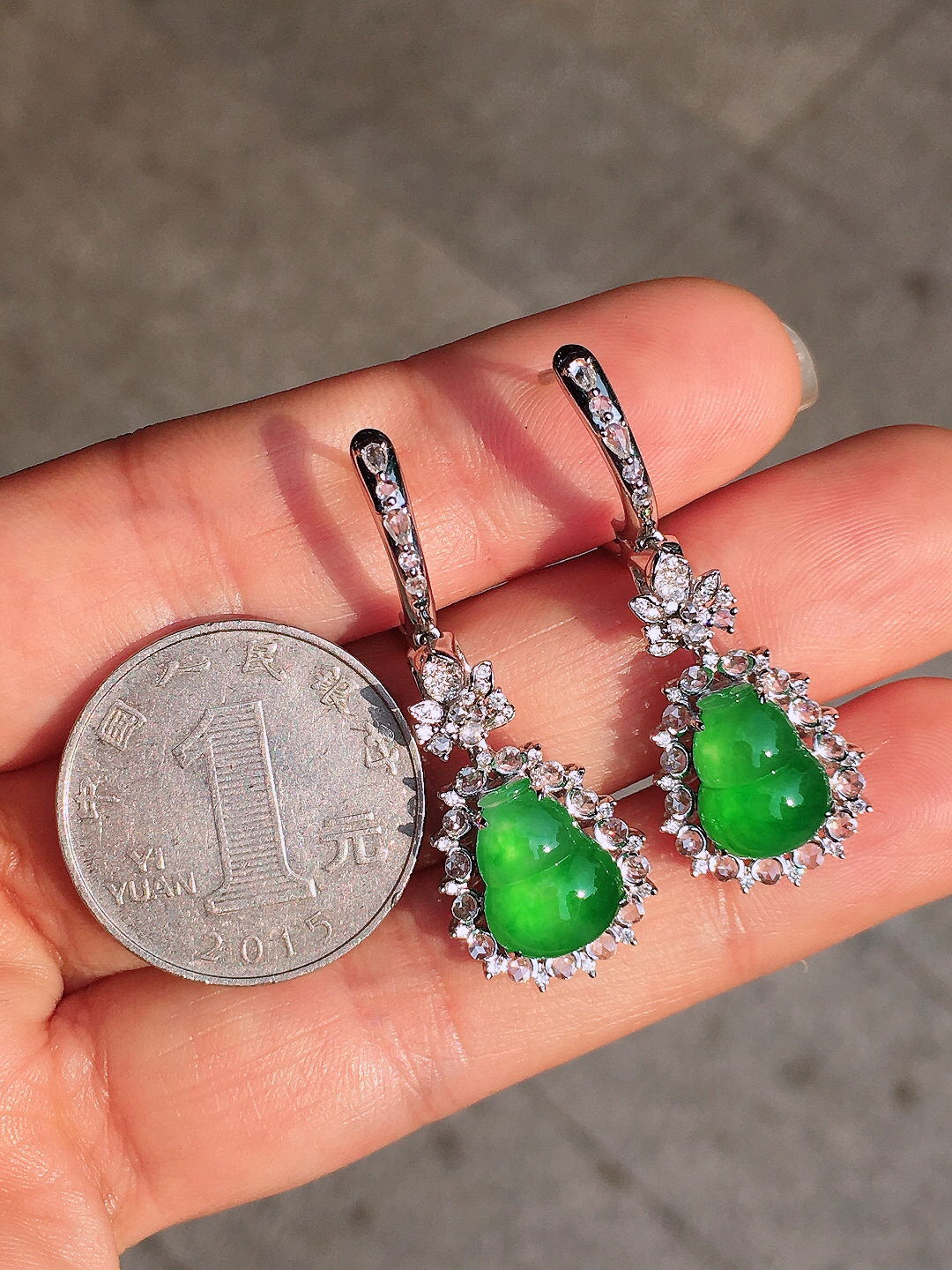 阳绿葫芦耳坠，色泽均匀艳丽，玉质细腻，荧光感超
强，饱满圆润，尽显优雅气质，18k
金豪华镶嵌