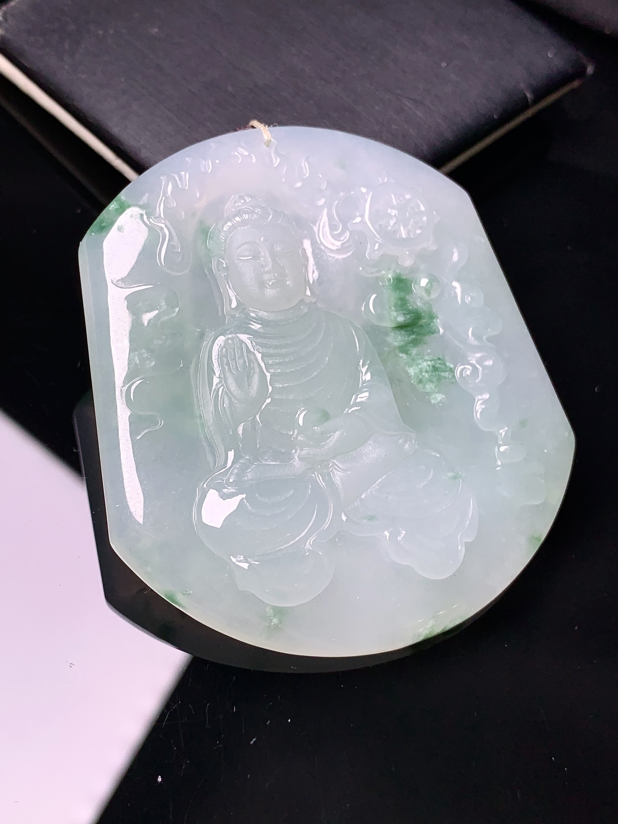飘绿观音菩萨吊坠 玉质细腻 色泽艳丽清新 水润亮眼 整体尺寸55.8*50.6*6.6