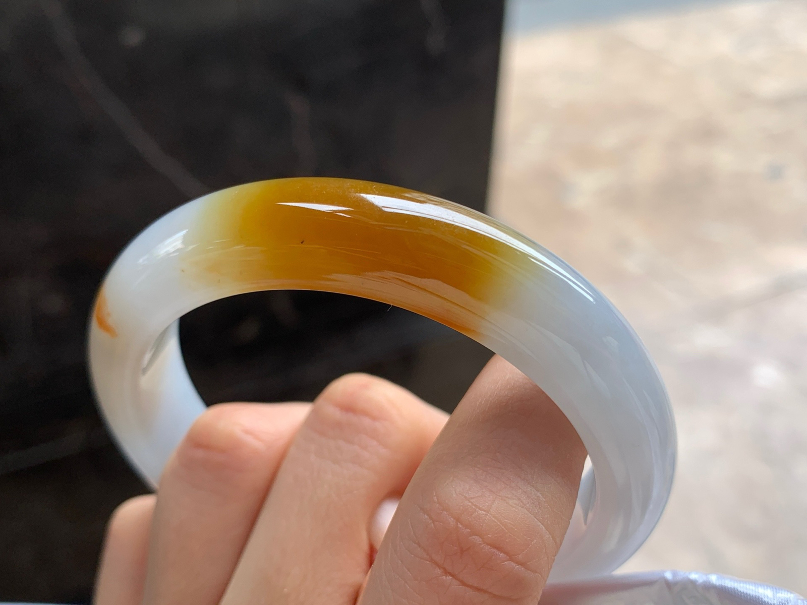 57.5-12.7-8.8

黄翡手镯^_^玉质温润 细腻