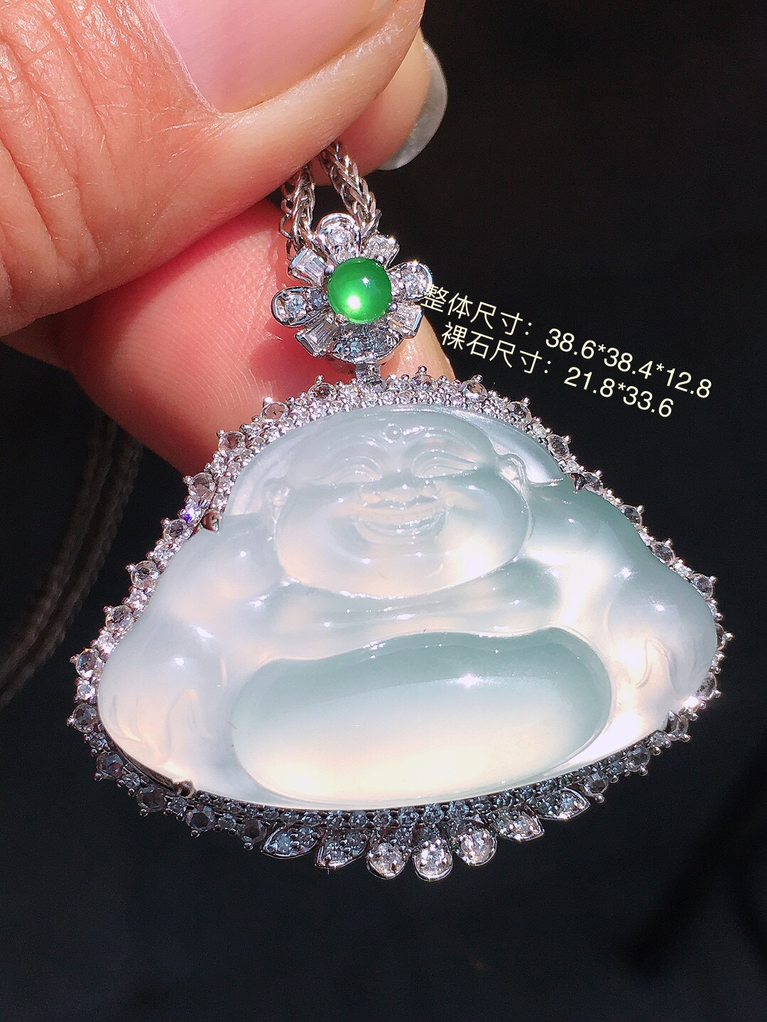 冰种佛公吊坠，玉质细腻，荧光感超
强，饱满圆润，尽显优雅气质，18k
金豪华镶嵌