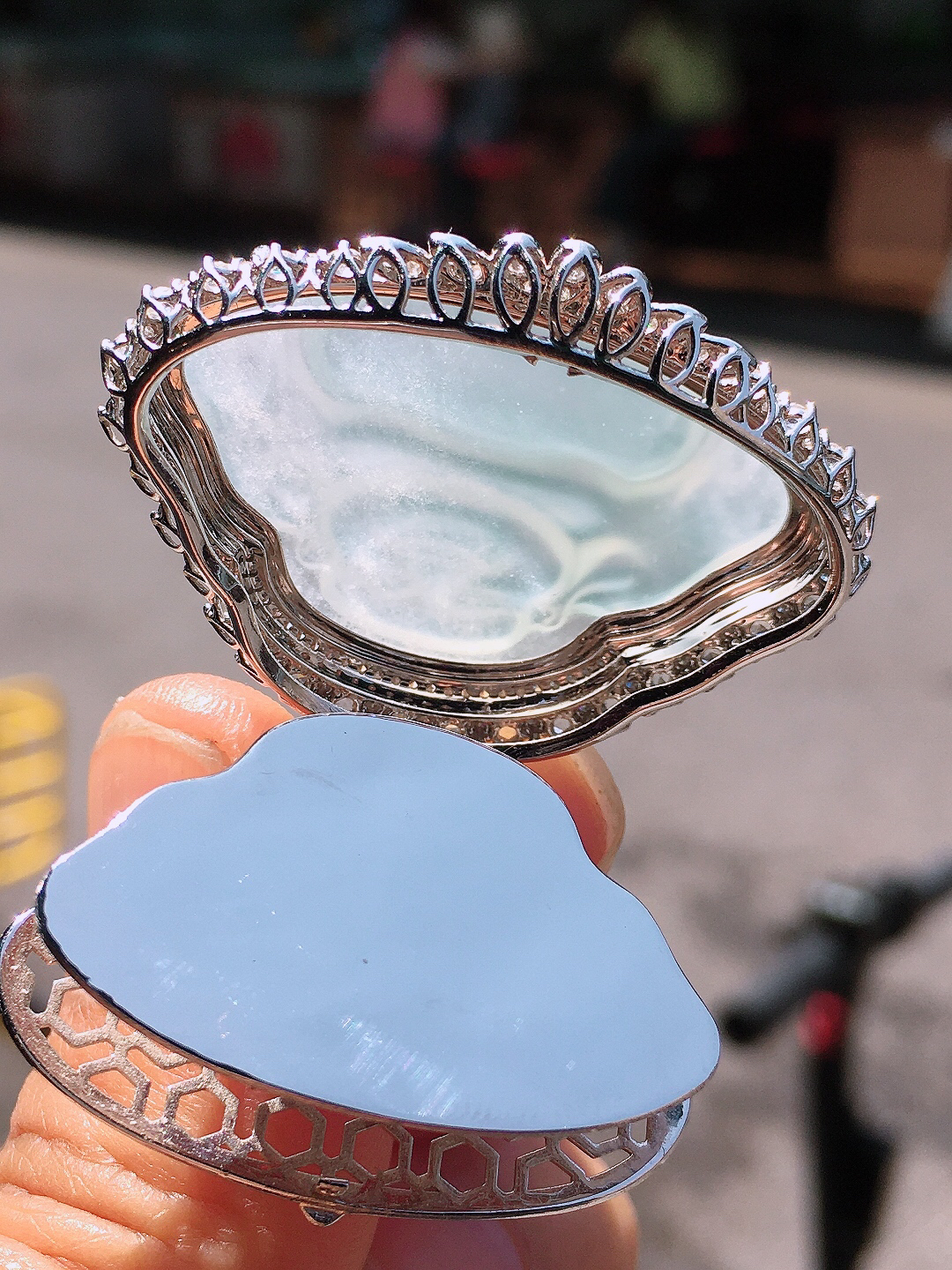 冰种佛公吊坠，玉质细腻，荧光感超
强，饱满圆润，尽显优雅气质，18k
金豪华镶嵌