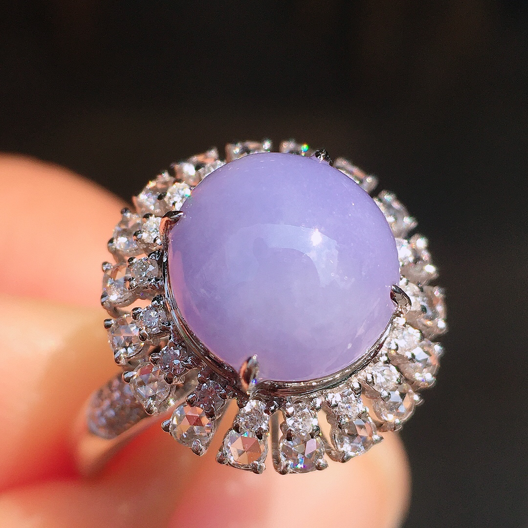 紫罗兰蛋面戒指，色泽均匀艳丽，玉质细腻，荧光感超
强，饱满圆润，尽显优雅气质，18k
金豪华镶嵌