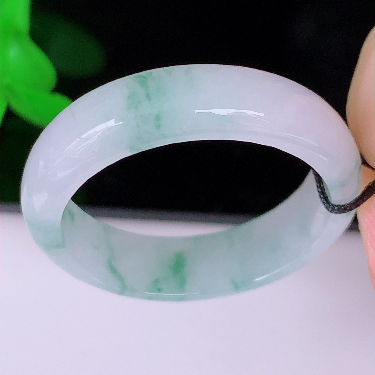 冰润飘绿22.8mm内径翡翠指环，玉戒指，玉质莹润，好精美好冰润的指环，29圈口，上手纤巧！#079