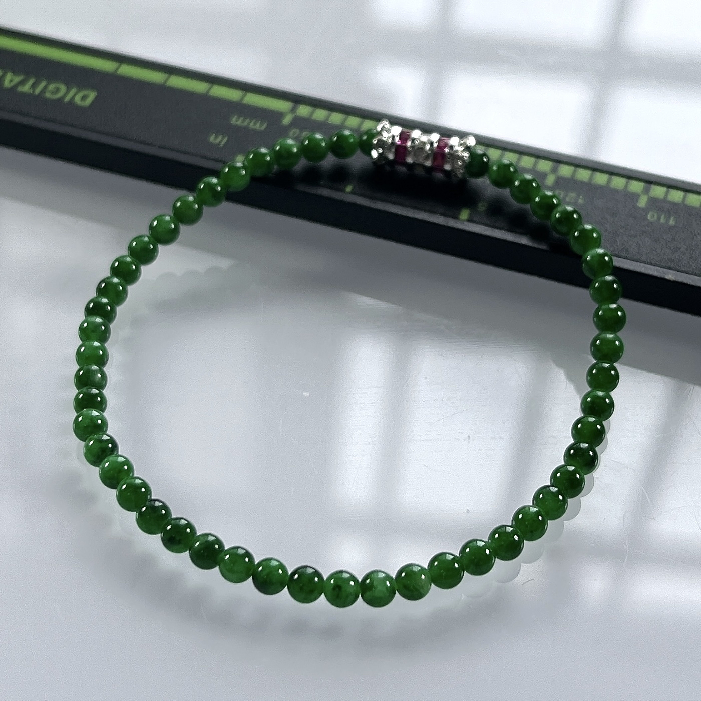 缅甸天然翡翠A货，卡3.2冰种满绿浓阳绿小米珠小圆珠手串手链，尺寸：3.2mm/50颗，长度165mm，重量：3.60g