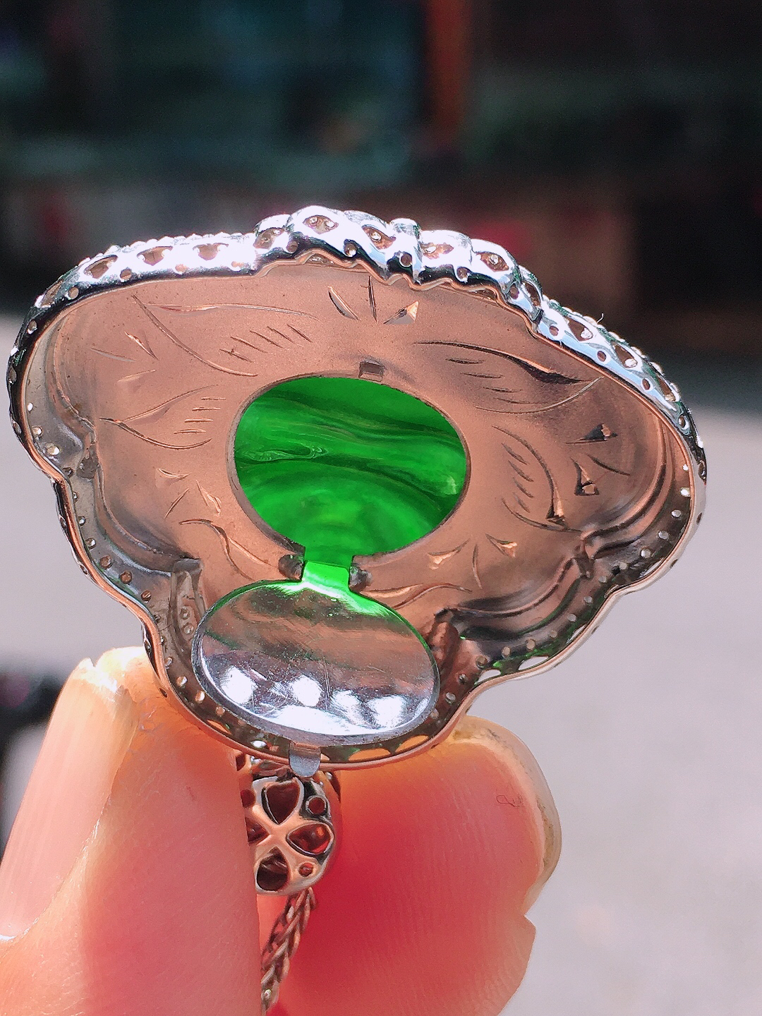 满绿佛公吊坠，色泽均匀艳丽，玉质细腻，荧光感超
强，饱满圆润，尽显优雅气质，18k
金豪华镶嵌