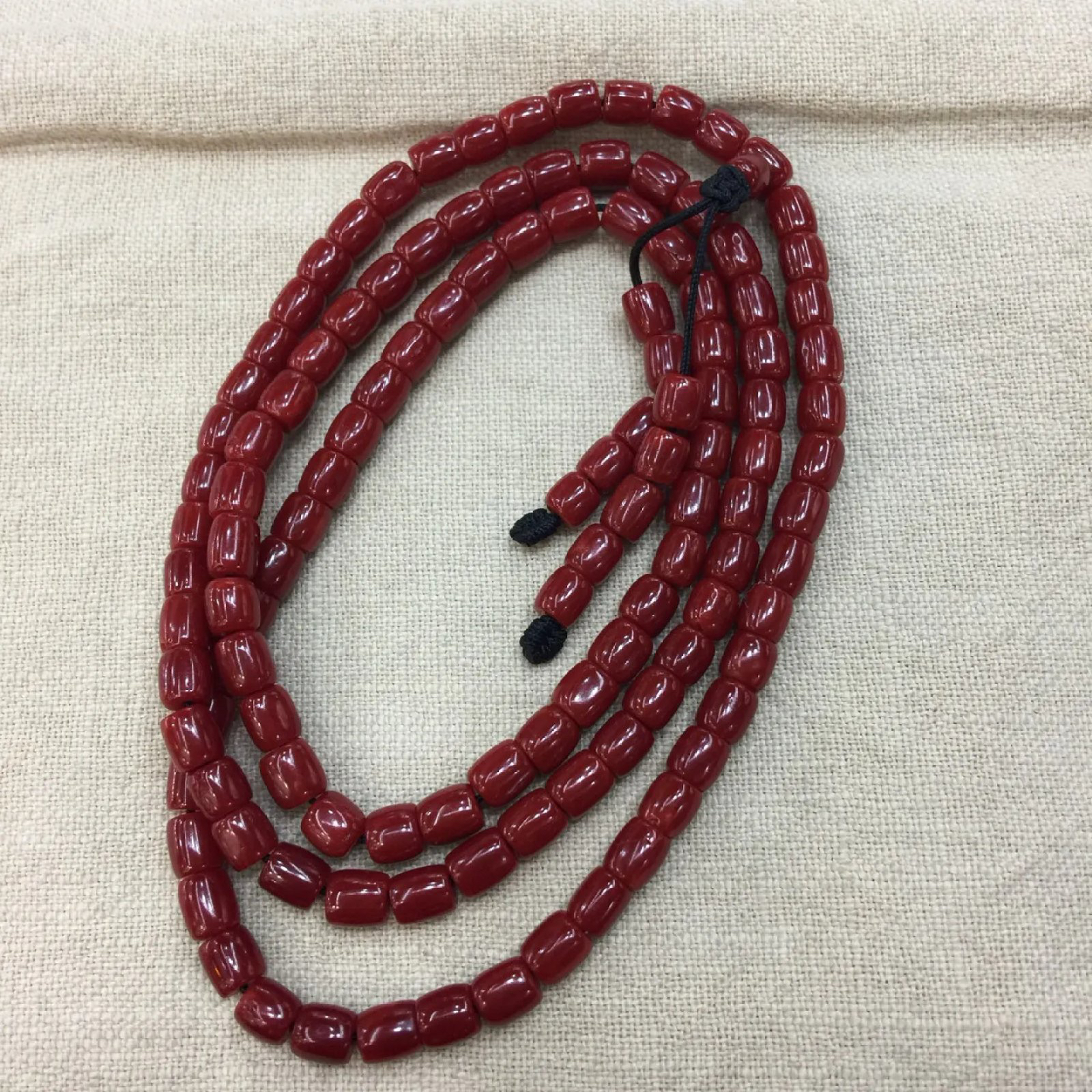 【赤血牛血6mm桶珠红珊瑚108佛珠串】传承精品！科西卡材料，西班牙产地。赤血牛血红颜色，黑红黑红的,整条无纹裂有虫眼。珠子直径5.95-5.2mm左右！108粒加佛头弟子珠共120粒，可作念佛珠串，每料珠子均为天然珊瑚，珊瑚自古就为佛教珍宝，大师，高僧的喜爱之物！可加持，可守护！深海千年有机宝石，重量为36.82克！