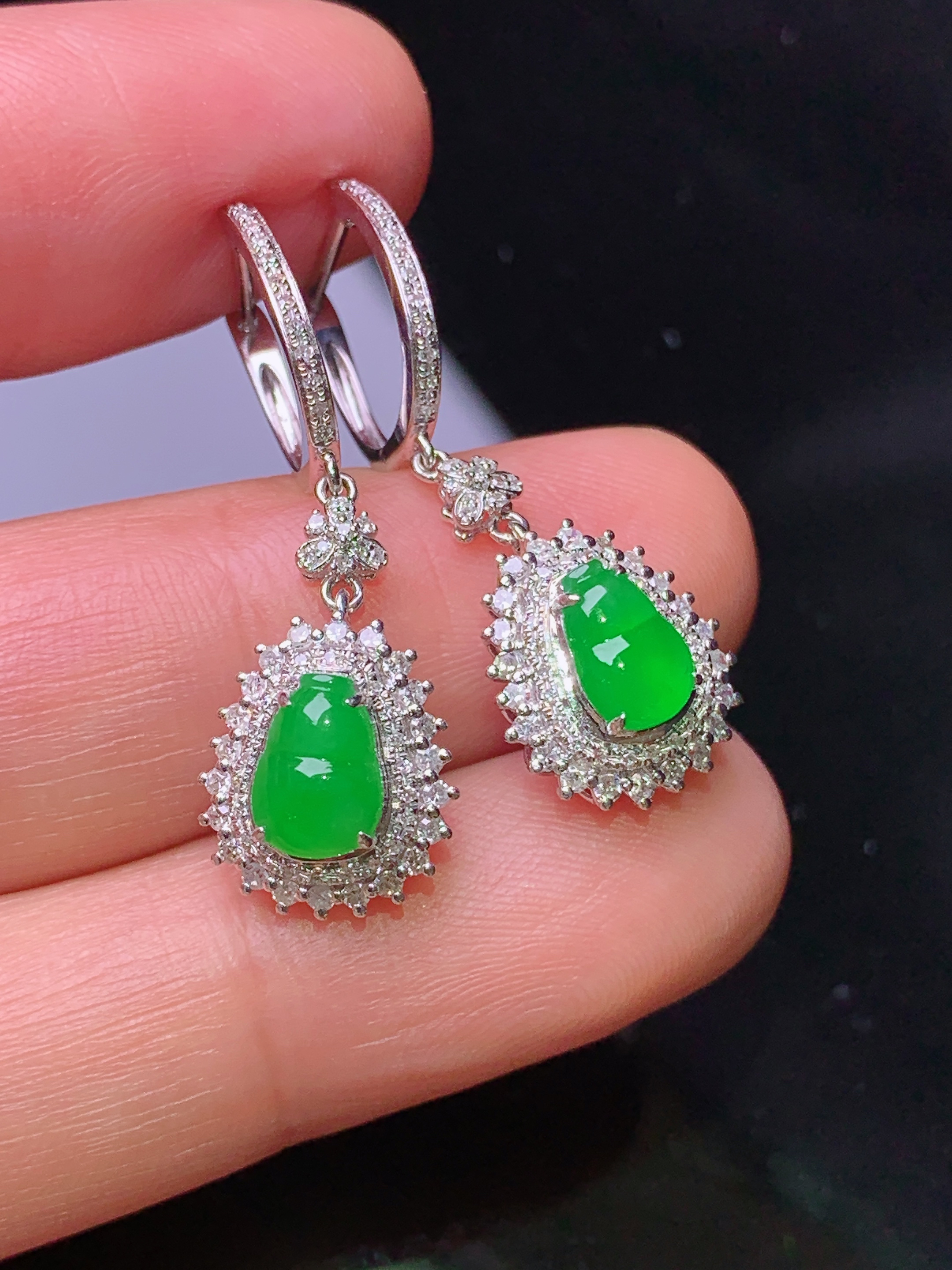 18k金钻镶嵌满绿葫芦耳坠 玉质细腻 色泽艳丽清新 水润亮眼 整体尺寸28.5*10.5*7.2c2