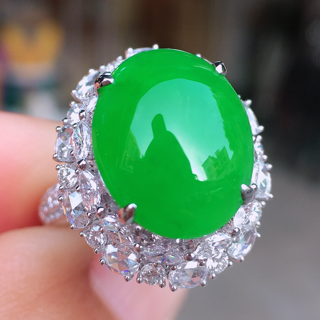 正阳绿蛋面戒指，色泽均匀艳丽，玉质细腻，荧光感超
强，饱满圆润，尽显优雅气质，18k
金豪华镶嵌