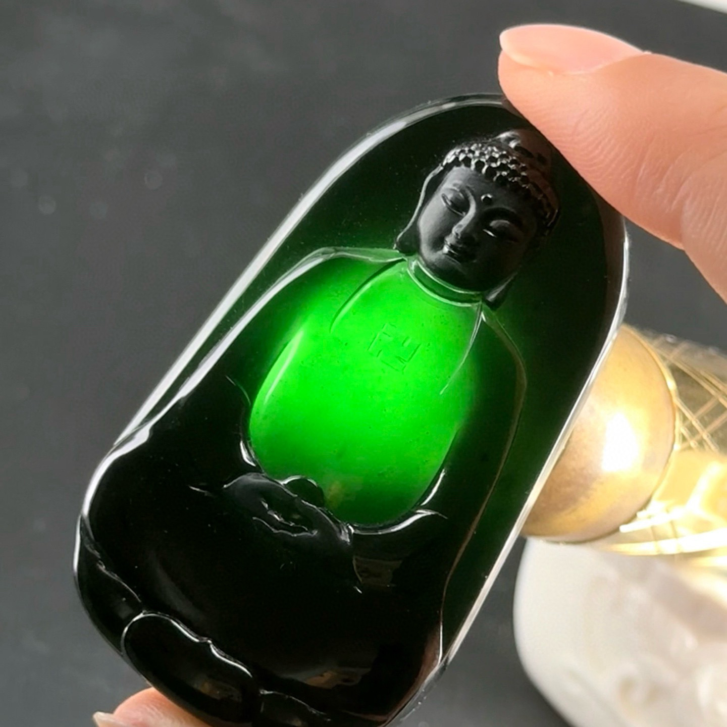 精品墨翠大日如来 种好色正 黑度极好 打灯通透 油性十足