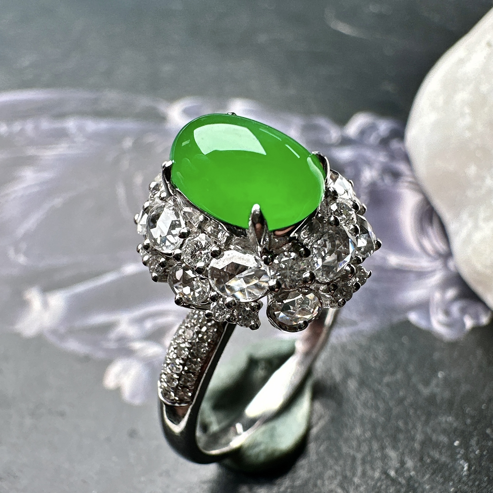 【冰种满绿蛋面戒指】质地均匀细腻，冰润起光，胶感强烈，颜色娇艳，18K金钻精美镶嵌，裸石尺寸8.7*6.2*4.9毫米
