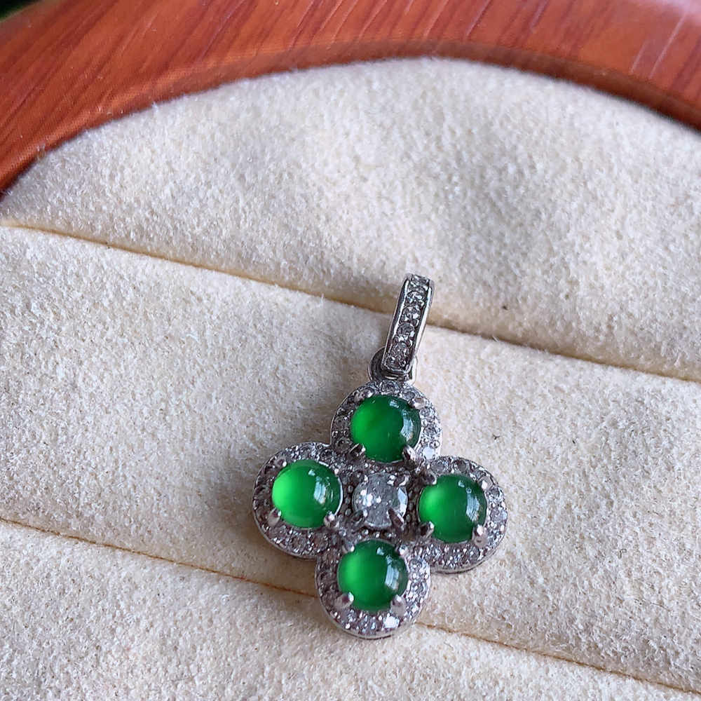 冰润满绿蛋面吊坠  玉质细润，翠绿色  沁人心脾 ，高档大气，镶嵌效果倍增，W481.15  整体尺寸：21.5-15-5.8mm  裸石尺寸： 3.5mm