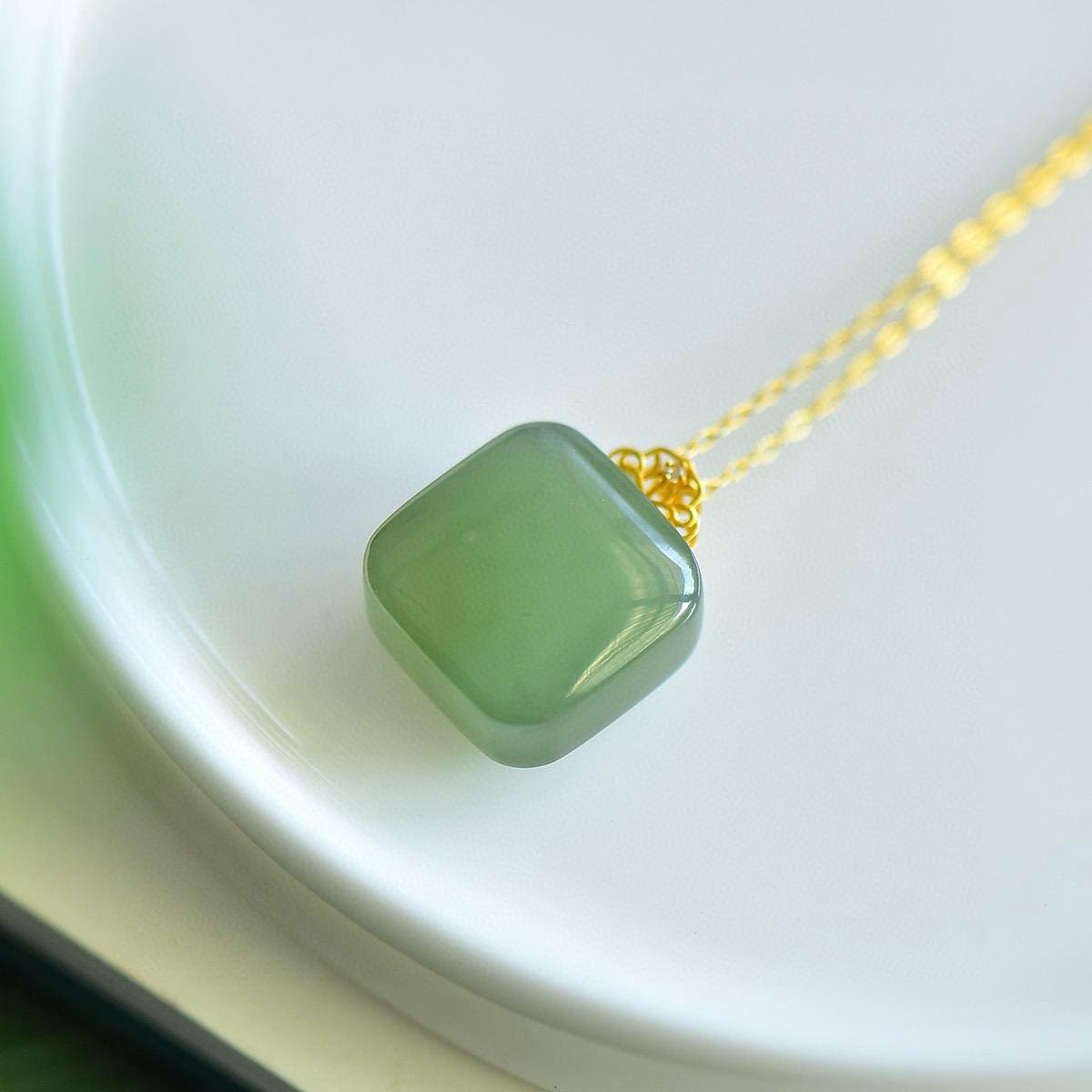 18K金镶嵌和田玉晴水小方糖吊坠