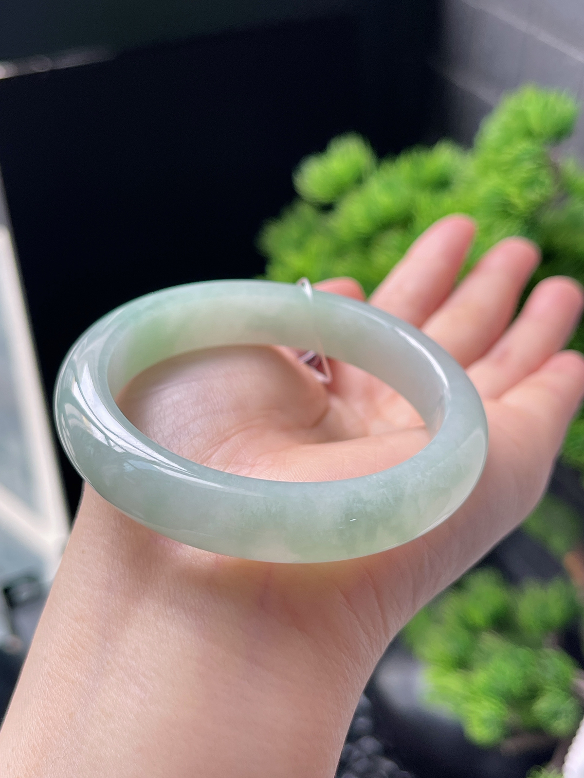 正圈54圈口，翡翠冰糯种淡绿色手镯