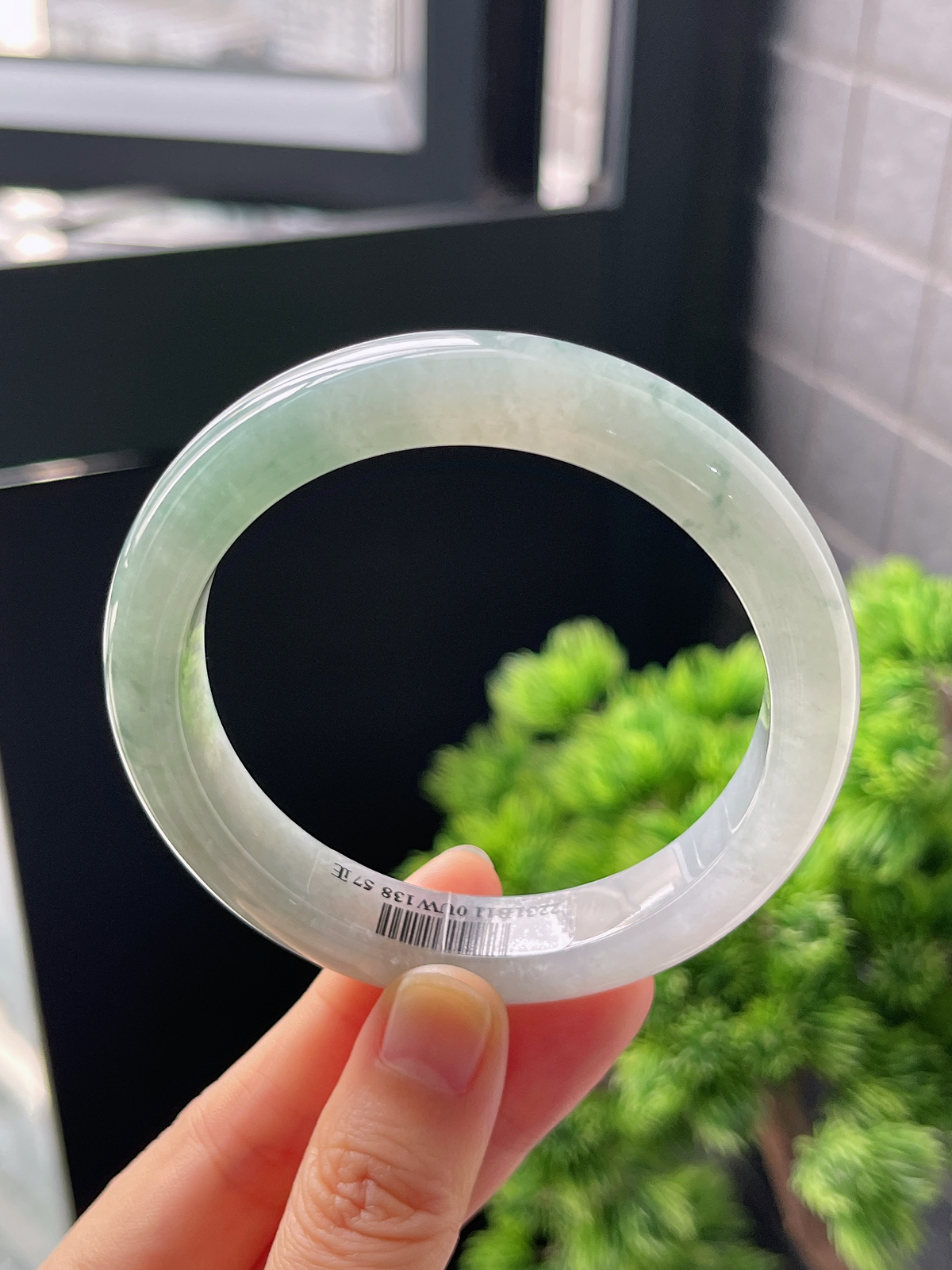 正圈57圈口，翡翠冰糯种浅绿色手镯