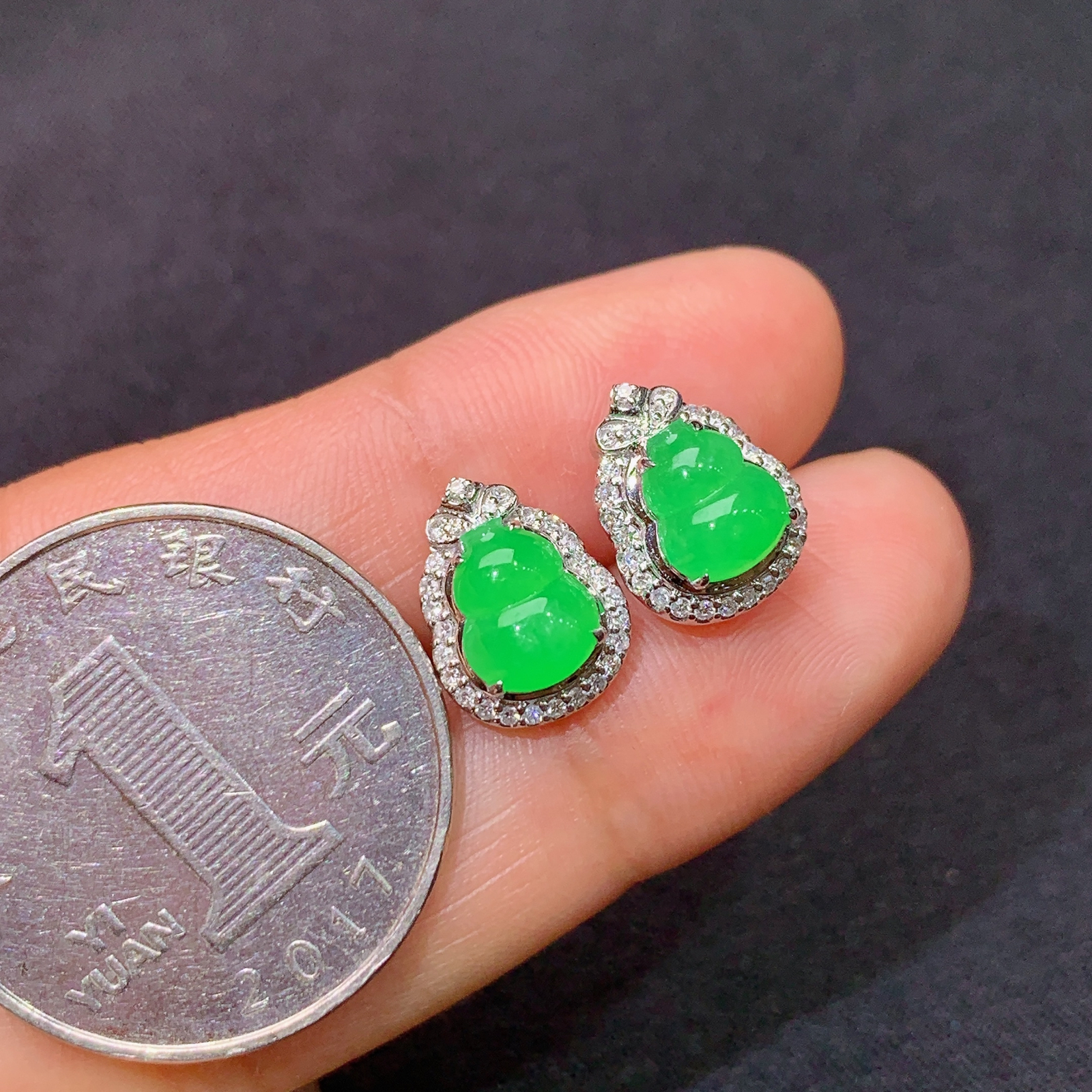 冰阳绿葫芦耳钉，18k金镶嵌，款式新颖，冰润色阳，种水足，h1 尺寸7.2*5.7*2