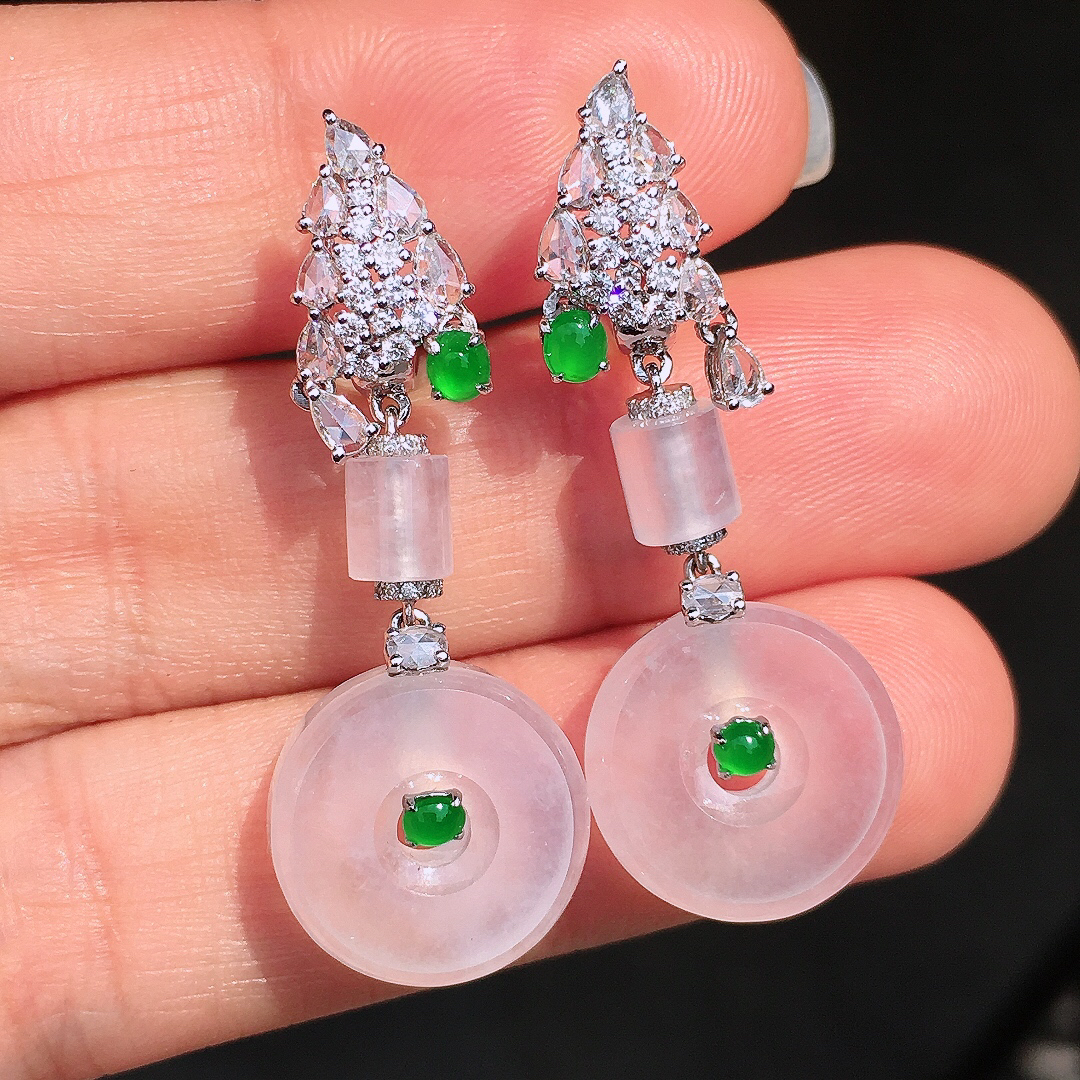 冰种平安扣耳坠，玉质细腻，荧光感超
强，饱满圆润，尽显优雅气质，18k
金豪华镶嵌