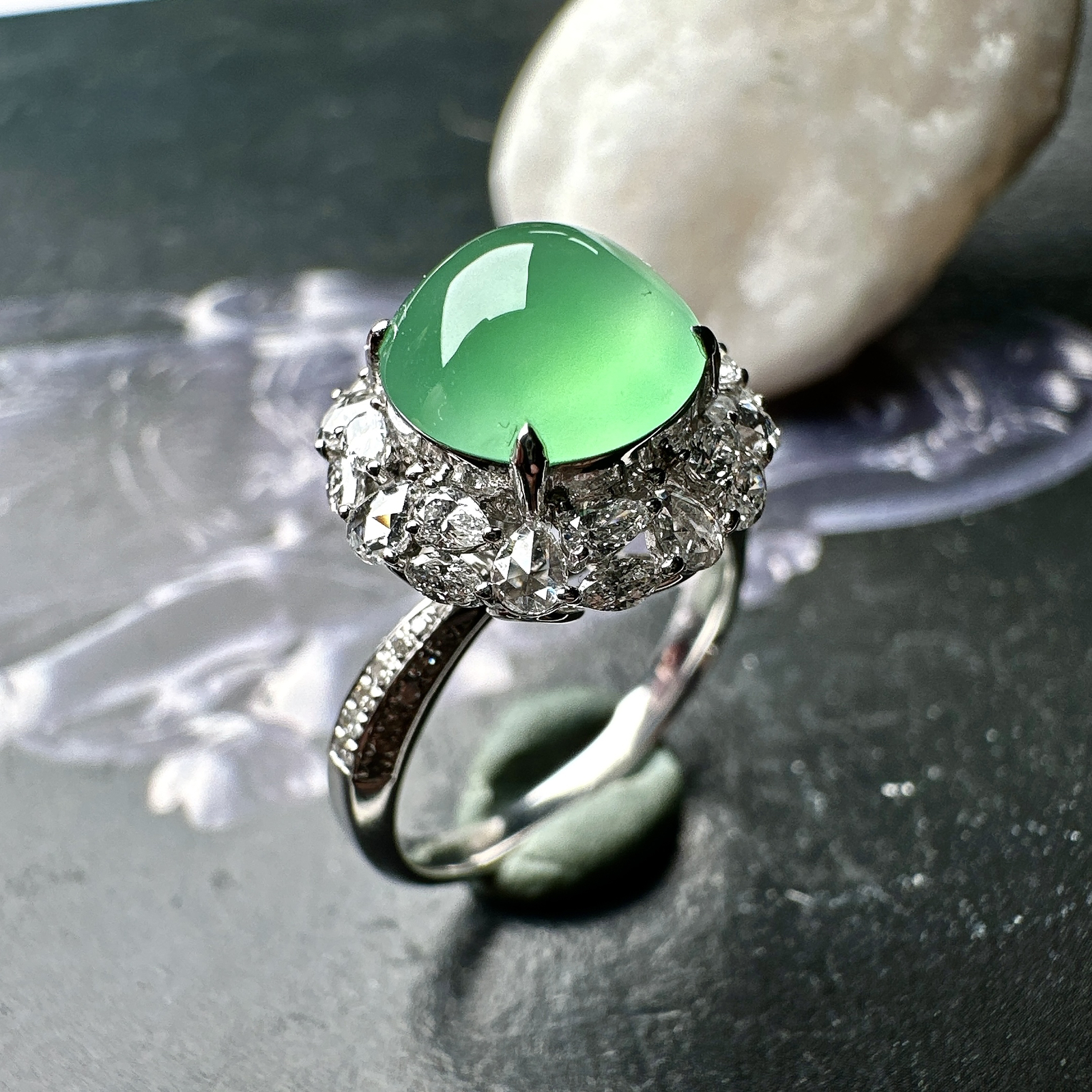 【冰种淡绿蛋面戒指】种水色俱全，冰透闪亮，通透感饱满度很好，18k金钻镶嵌，裸石尺寸9*4.7毫米，圈口可改