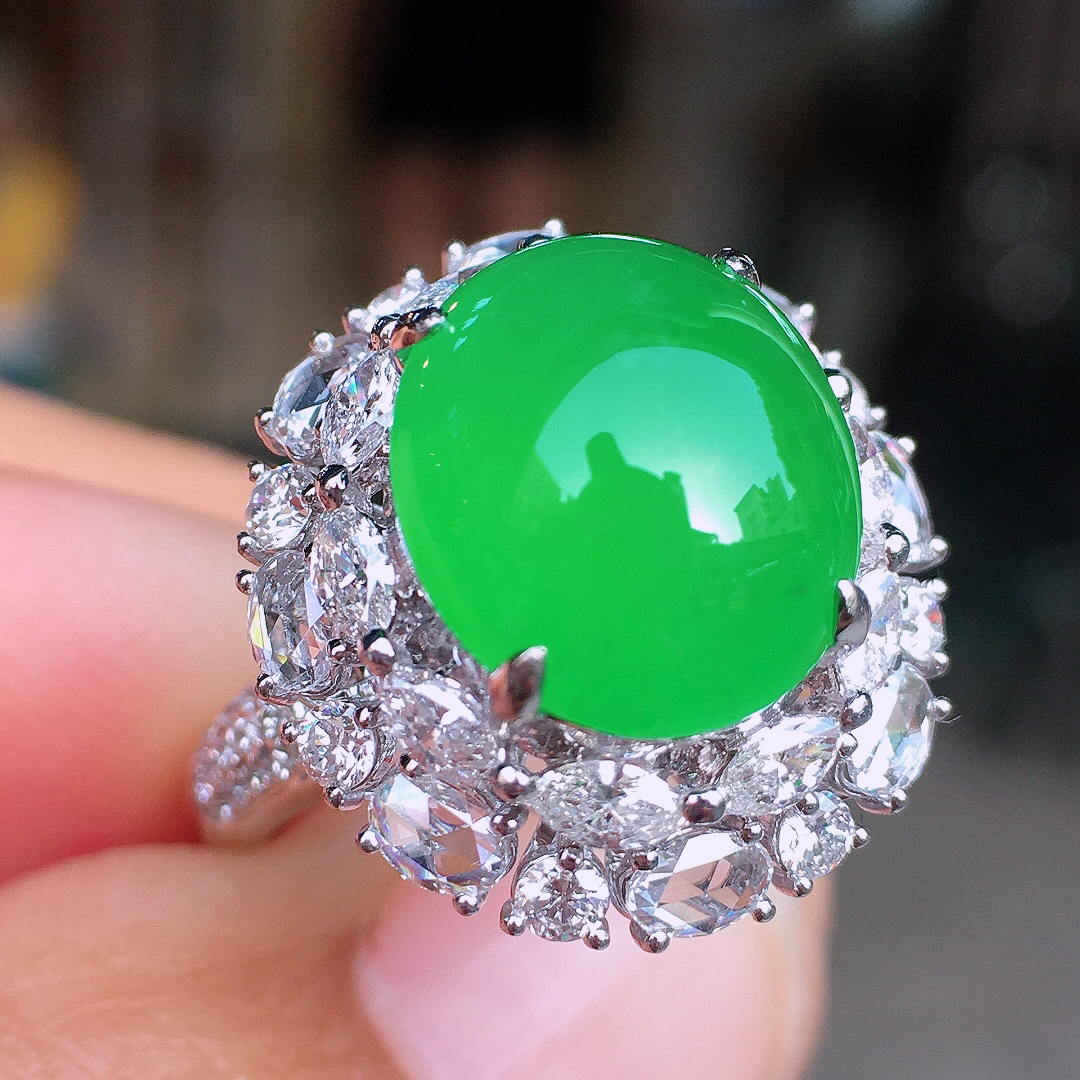 阳绿蛋面戒指，色泽均匀艳丽，玉质细腻，荧光感超
强，饱满圆润，尽显优雅气质，18k
金豪华镶嵌