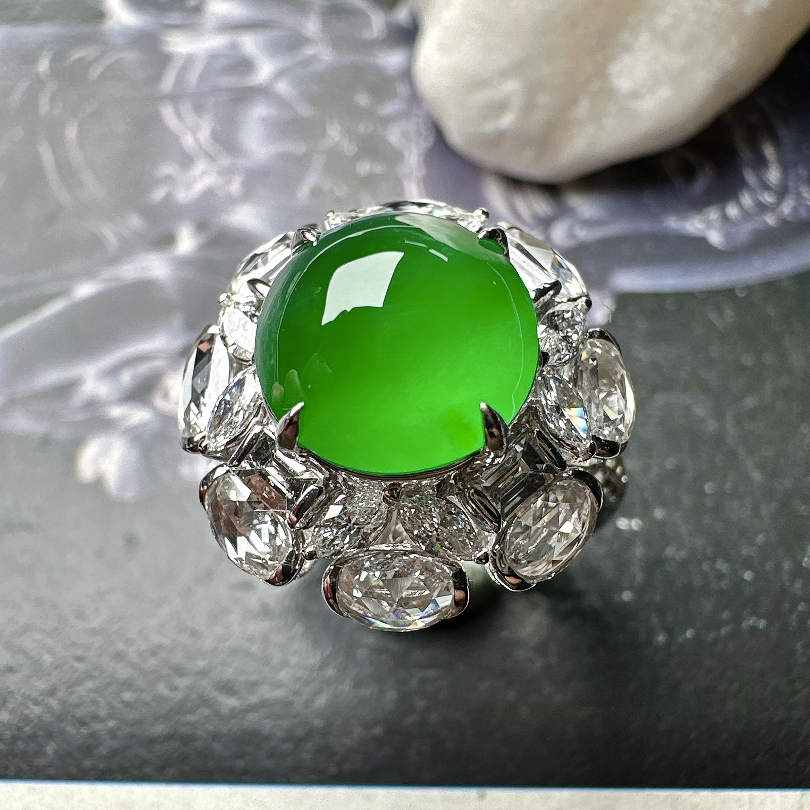 【冰种满绿蛋面戒指】质地均匀细腻，冰润起光，胶感强烈，颜色娇艳，18K金钻精美镶嵌，裸石尺寸9.8*6毫米