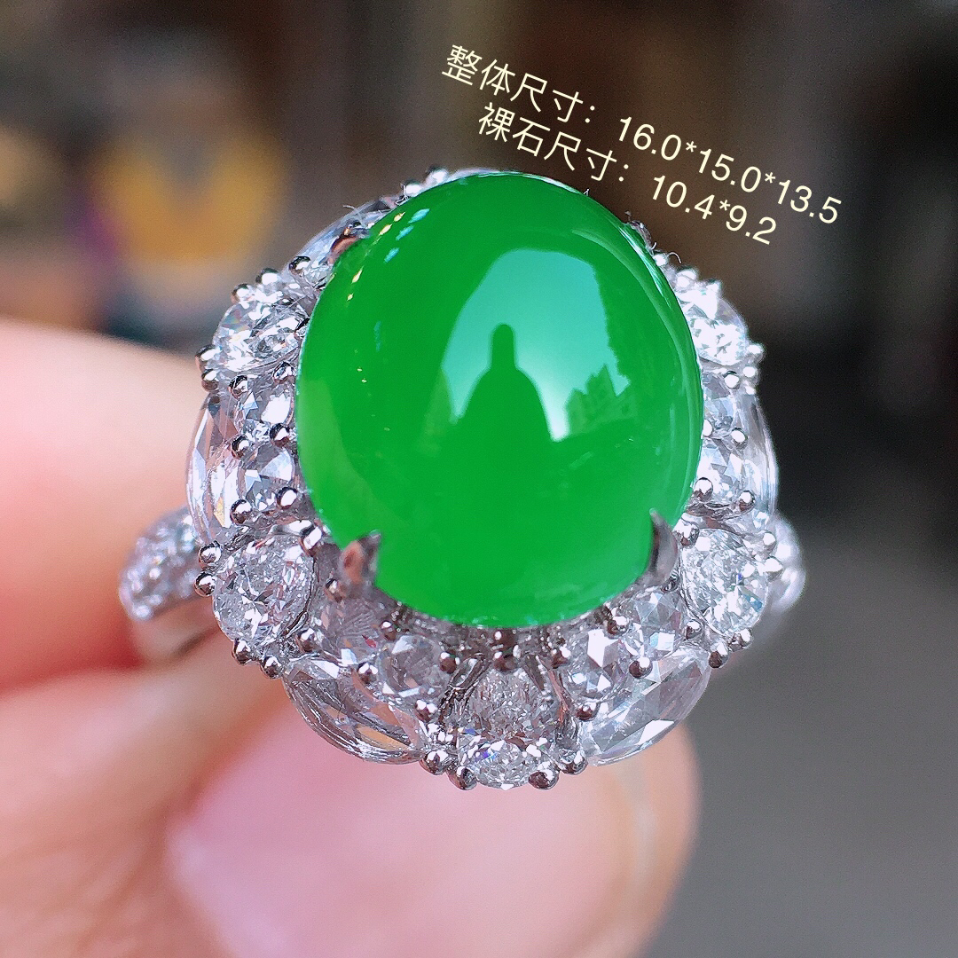 阳绿蛋面戒指，色泽均匀艳丽，玉质细腻，荧光感超
强，饱满圆润，尽显优雅气质，18k
金豪华镶嵌