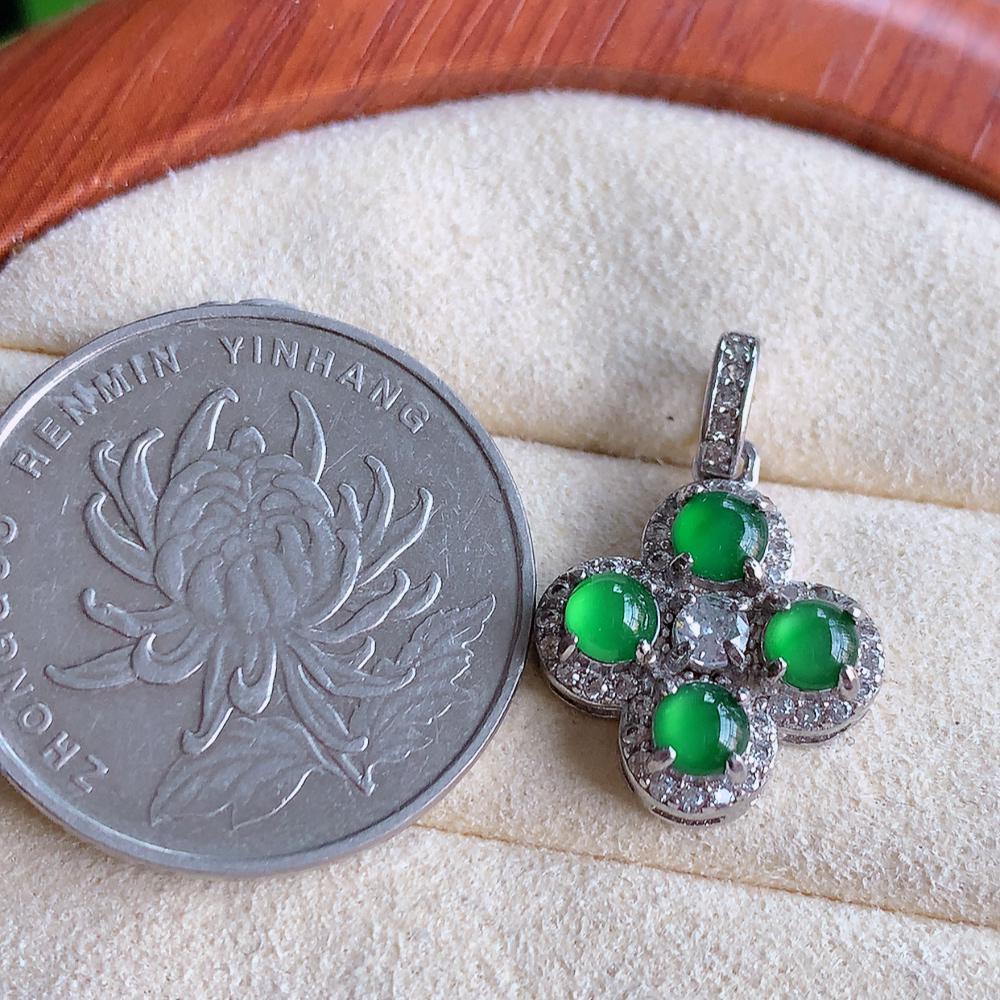 冰润满绿蛋面吊坠  玉质细润，翠绿色  沁人心脾 ，高档大气，镶嵌效果倍增，W481.15  整体尺寸：21.5-15-5.8mm  裸石尺寸： 3.5mm