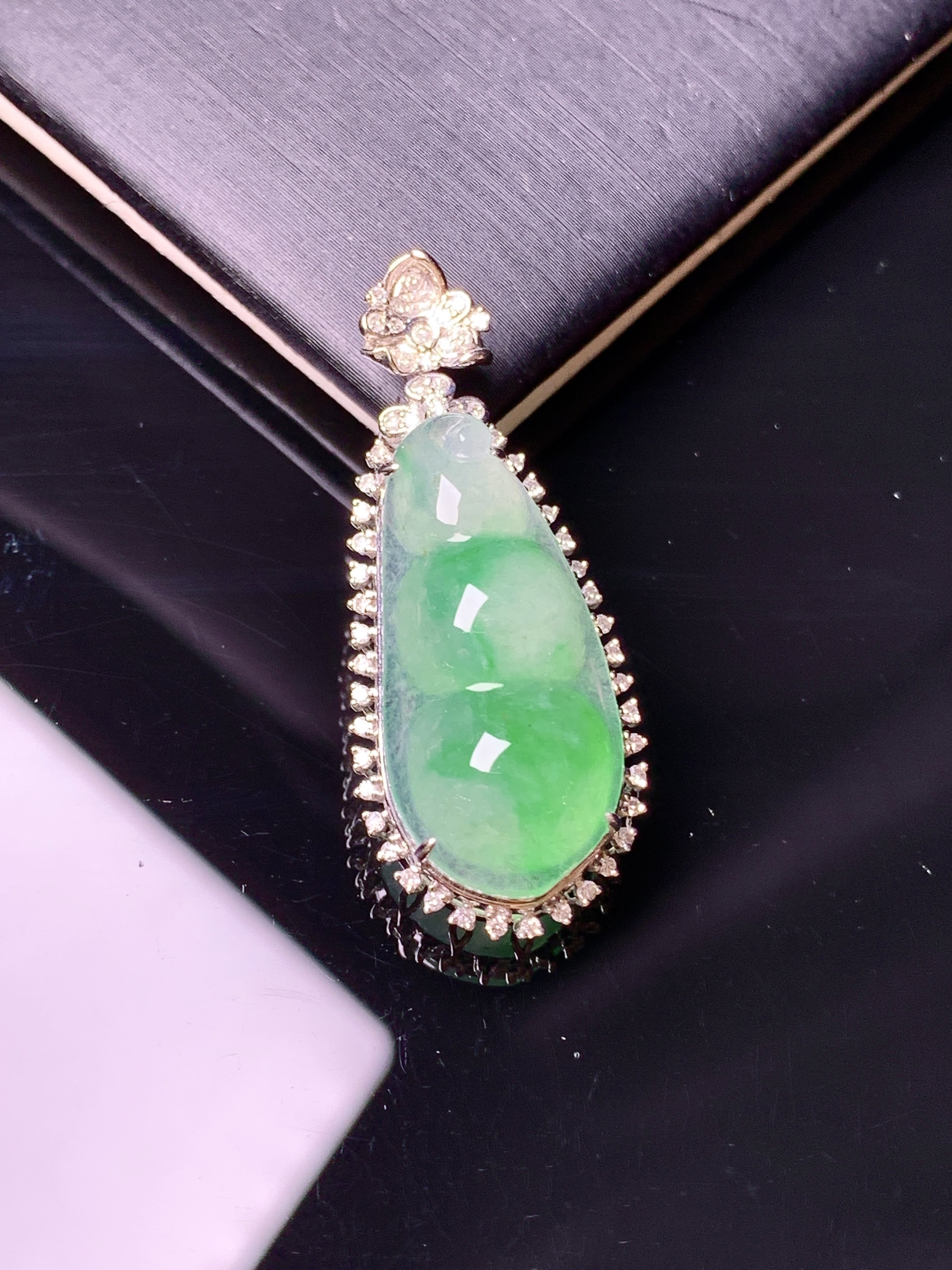 18k金钻镶嵌飘绿四季豆吊坠 玉质细腻 色泽艳丽清新 水润亮眼 整体尺寸35*14.5*9.5f2