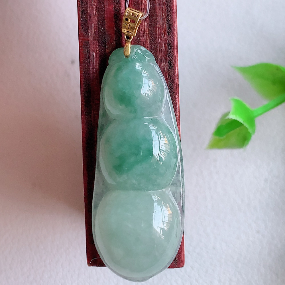 18k金扣冰润飘花福豆翡翠挂件，老种飘花  冰清玉洁  胶感十足  寓意“四季平安，福气满满”颜色鲜艳，清新自然，饱满通透   W49.15  尺寸：34-13.5-5.6mm