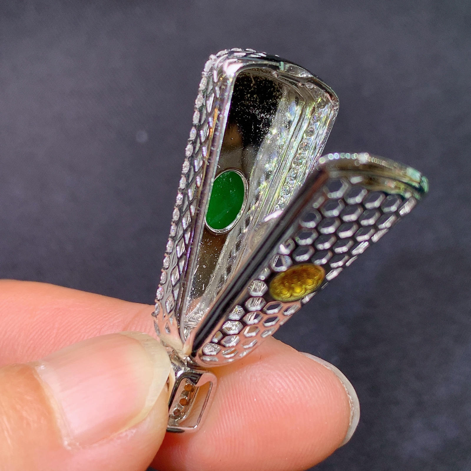 冰阳绿无事牌吊坠，18k金镶嵌，冰润色阳，种老水足，Ff 尺寸33.8*13*7.7