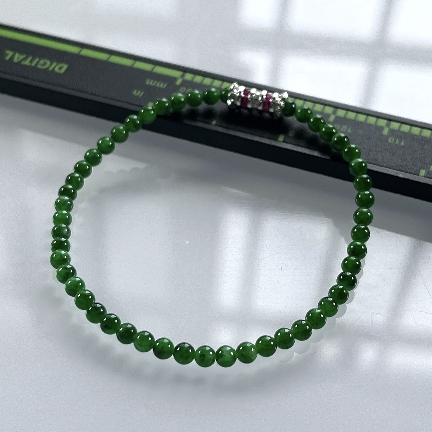 缅甸天然翡翠A货，卡3.2冰种满绿浓阳绿小米珠小圆珠手串手链，尺寸：3.2mm/50颗，长度165mm，重量：3.60g