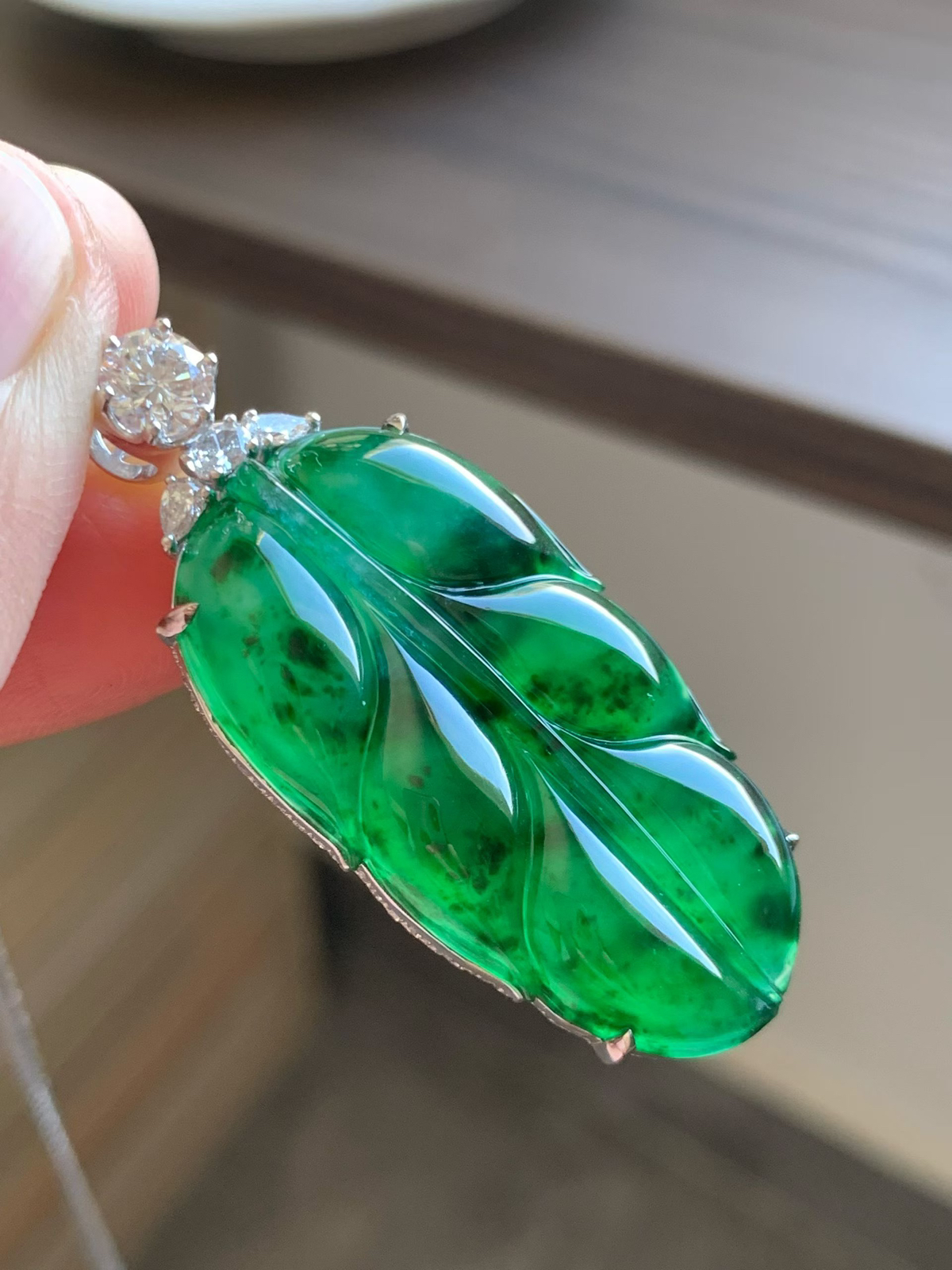 老坑花青叶子吊坠老坑种水，冰莹透亮，清润水足，颜色鲜辣，大气厚实！裸石39.5*21.5*6.5 