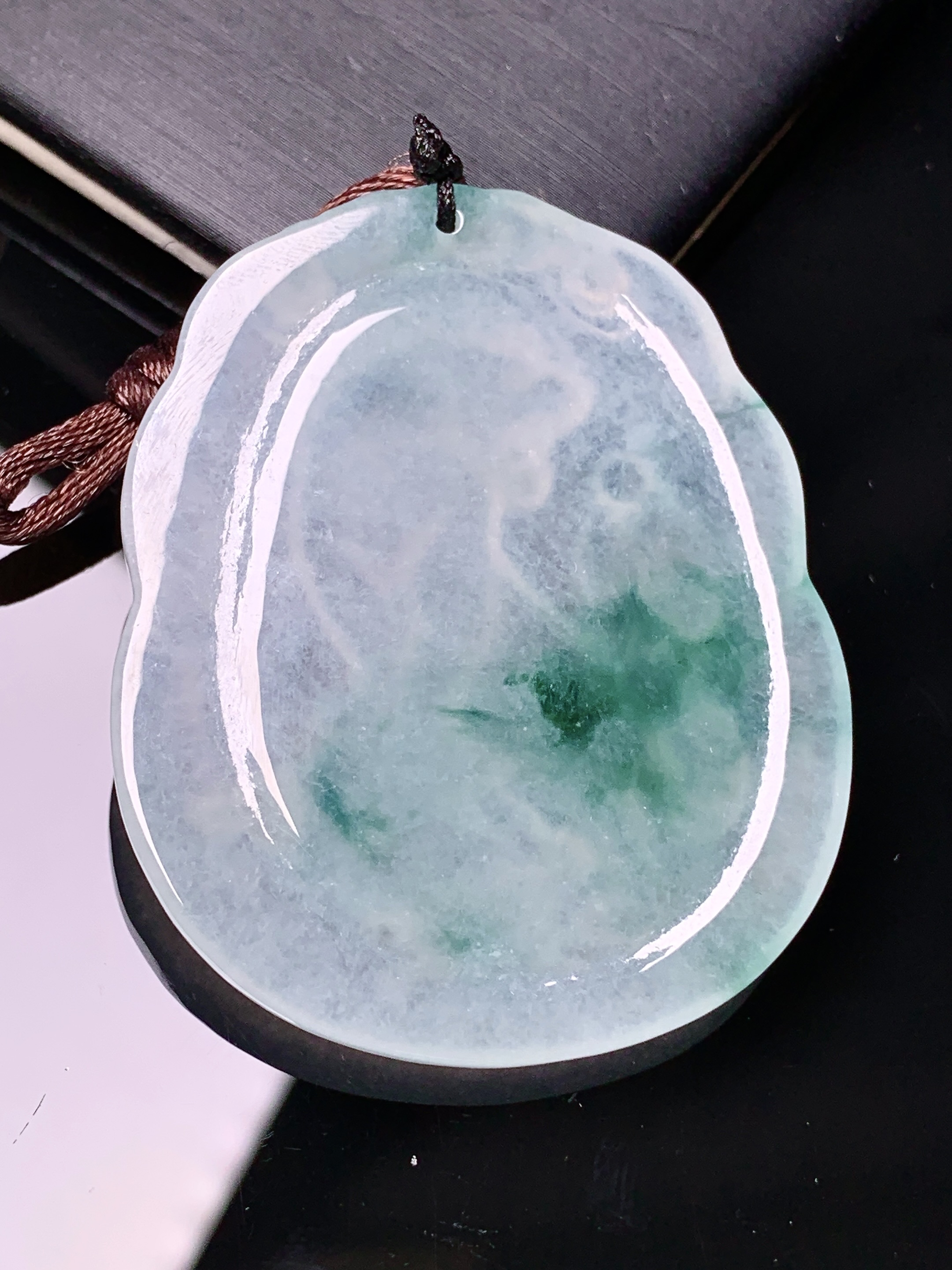 飘绿老虎生肖牌吊坠 玉质细腻 色泽艳丽清新 水润亮眼 整体尺寸50*40.5*5.5b2