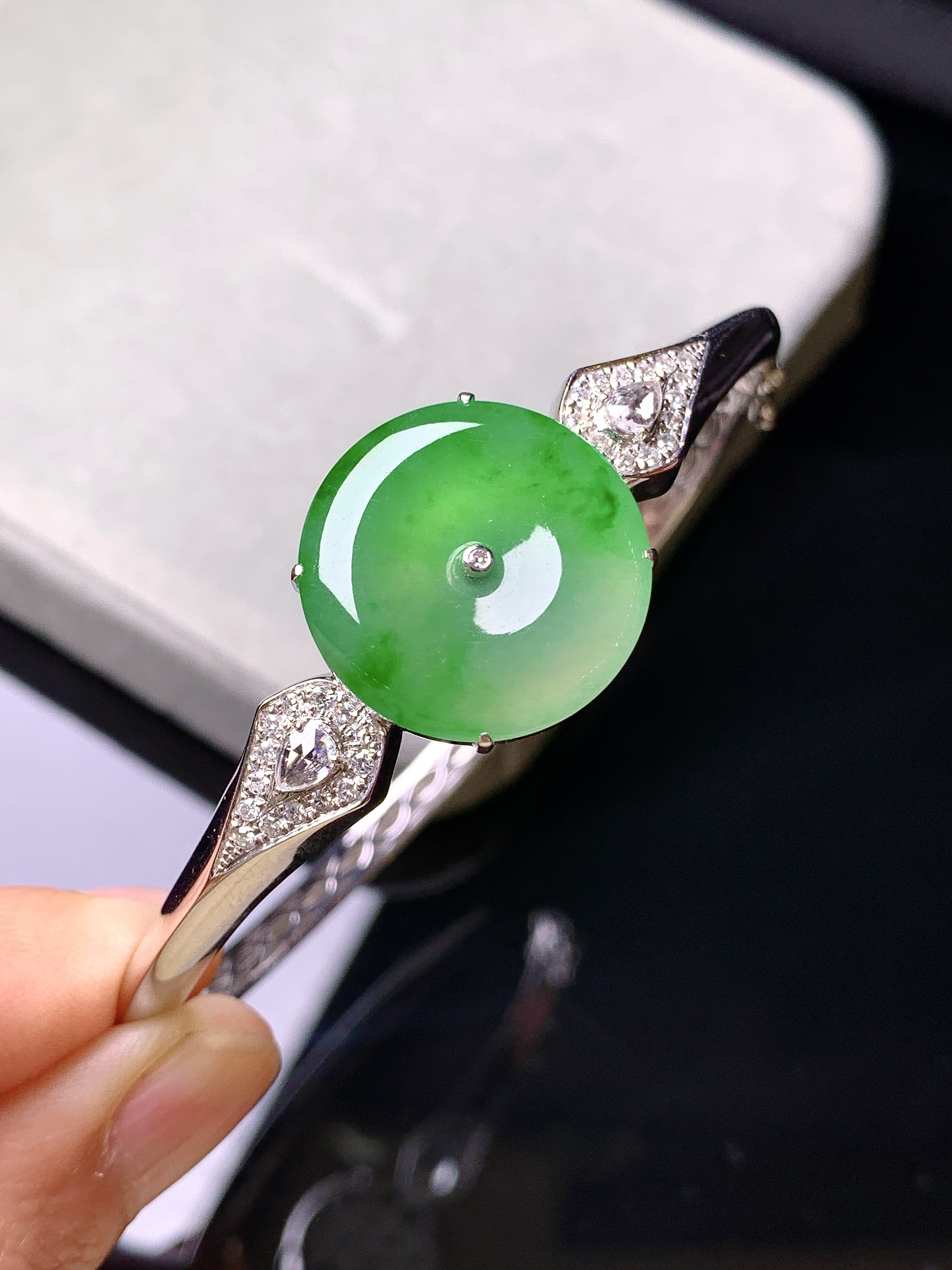 18k金钻镶嵌翠绿平安扣手镯 玉质细腻 色泽艳丽清新 水润亮眼 圈口57 整体尺寸18.3*3f2