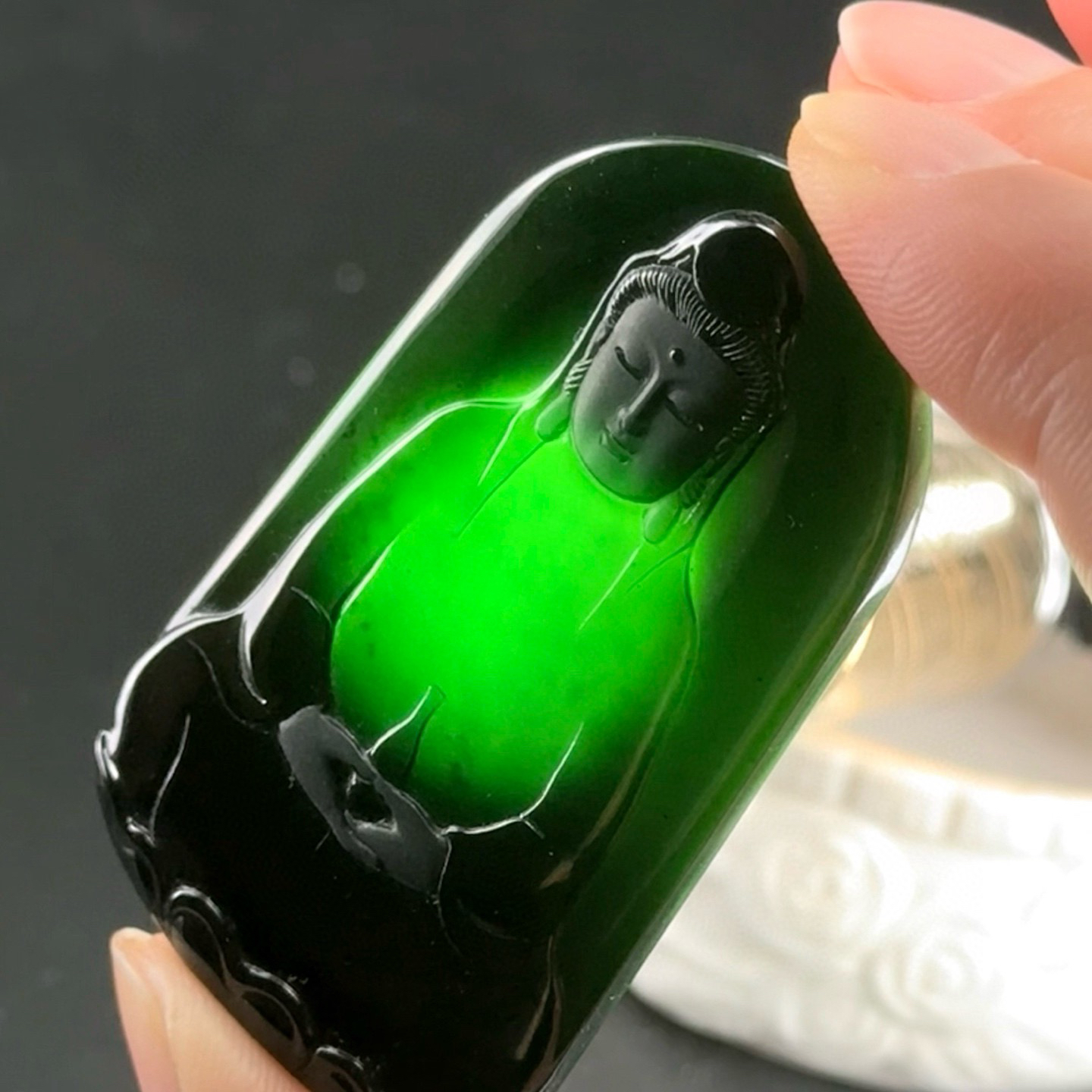 精品墨翠素衣观音 种好色正 黑度极好 打灯通透 油性十足