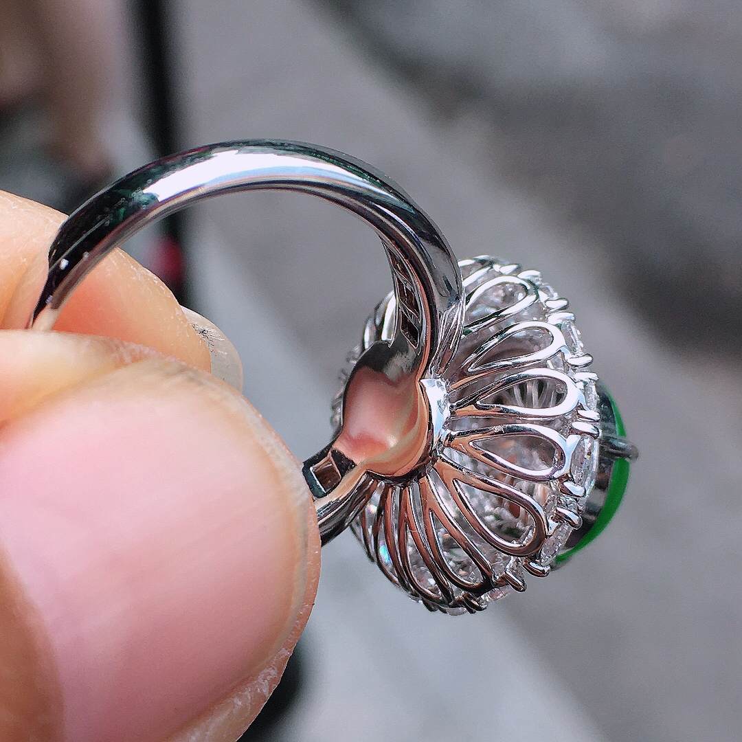 阳绿蛋面戒指，色泽均匀艳丽，玉质细腻，荧光感超
强，饱满圆润，尽显优雅气质，18k
金豪华镶嵌