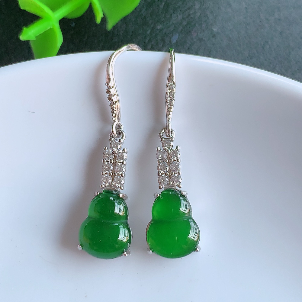 冰透满绿翡翠925银镶嵌葫芦耳钉，自然光实拍，翠色灵动，颜色漂亮，种老水足，品相佳，佩戴佳品！W481.15  取一整体尺寸：19.5-8-4.8mm  裸石尺寸：10-7.5mm