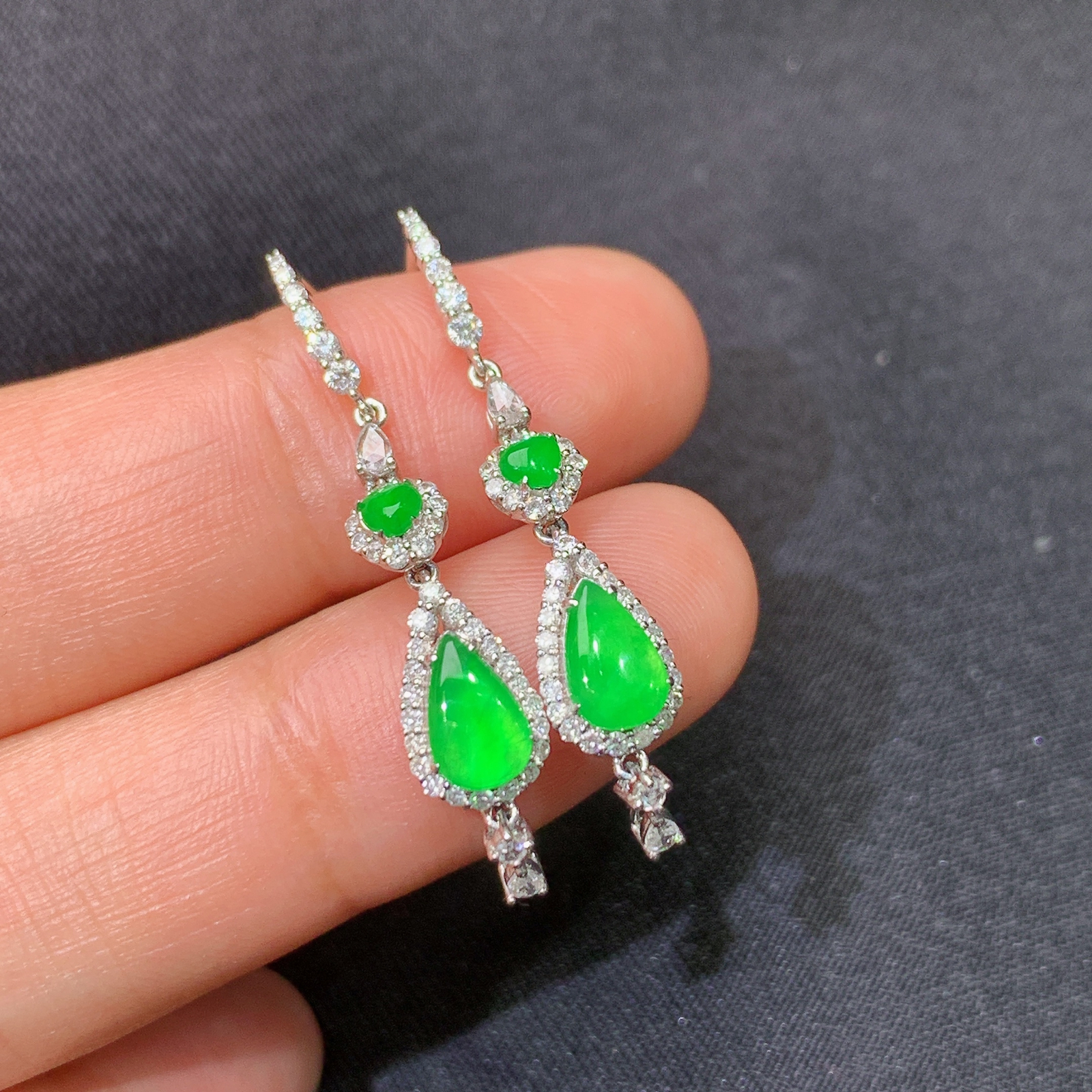 冰阳绿水滴耳坠，18k金镶嵌，款式新颖，冰润色阳，种水足，Kf尺寸6.3*3.8*1