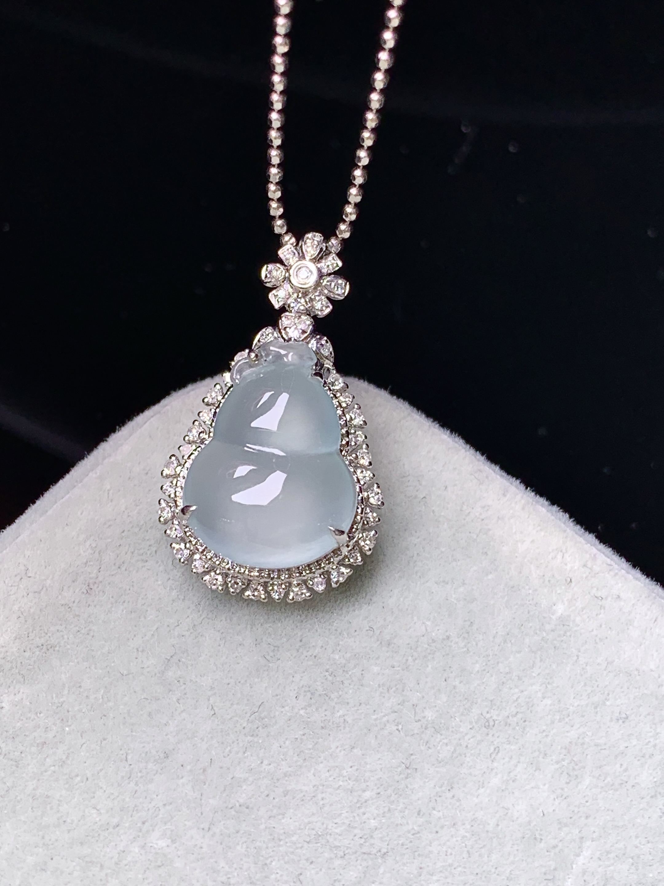 18k金钻镶嵌冰种葫芦吊坠 玉质细腻 色泽艳丽清新 水润亮眼 整体尺寸21.8*13*8c2