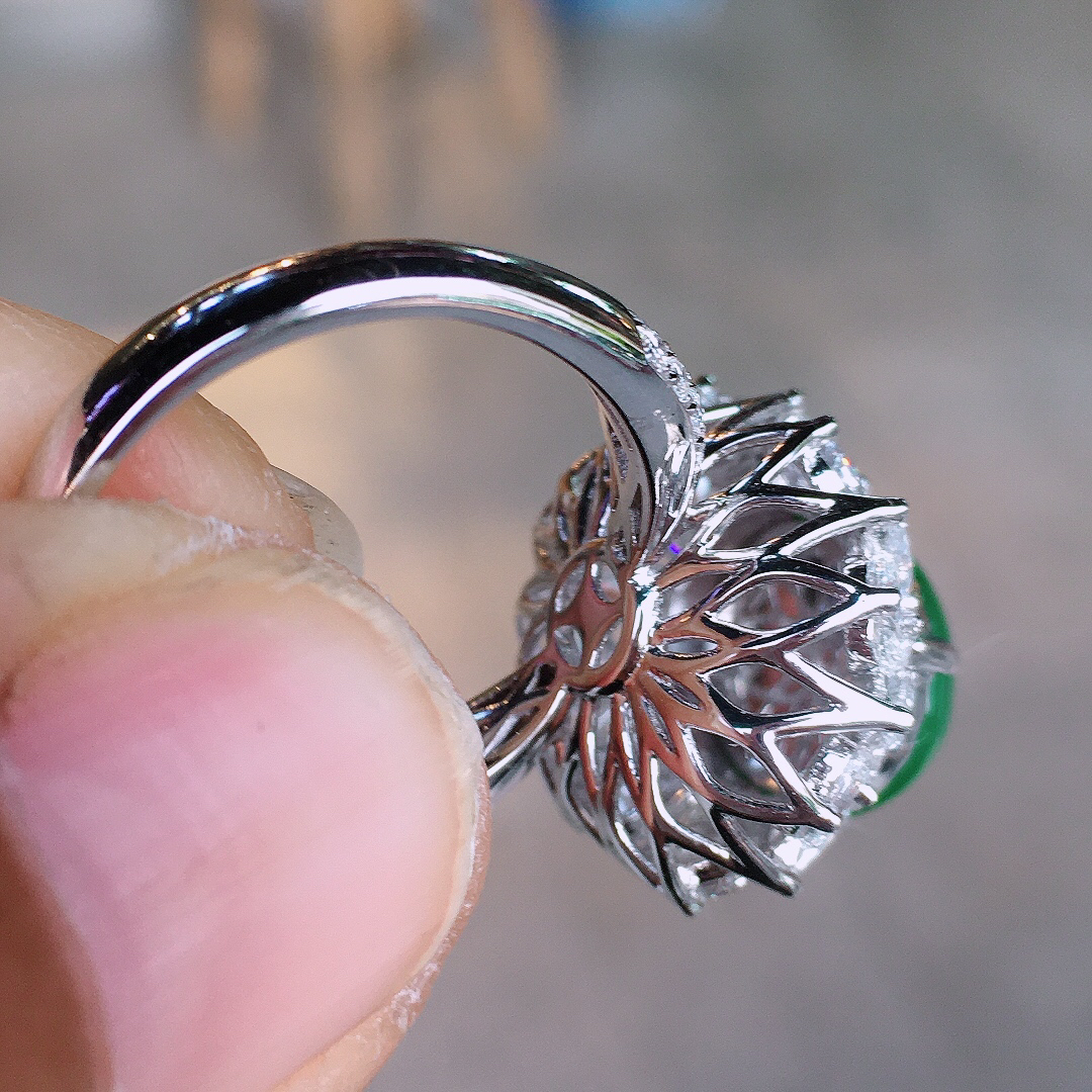 阳绿蛋面戒指，色泽均匀艳丽，玉质细腻，荧光感超
强，饱满圆润，尽显优雅气质，18k
金豪华镶嵌