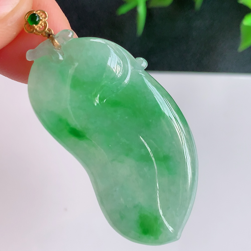 18k金扣冰润飘绿福瓜翡翠吊坠，呱呱来财，福气满满的美好寓意，清新自然  沁人心脾，造型独特，清秀高雅  W49.15 尺寸：42.5-21.5-3.5mm