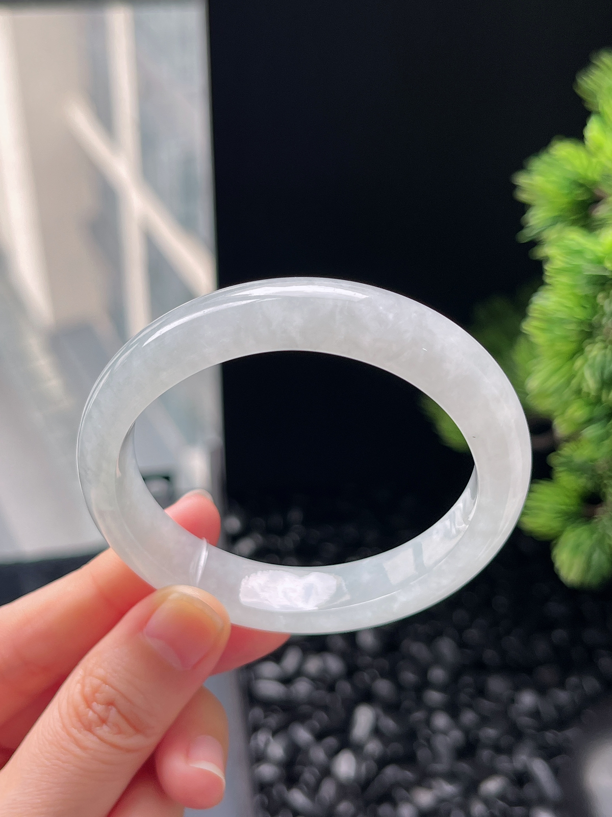 贵妃镯55圈口，翡翠冰糯种淡绿色手镯