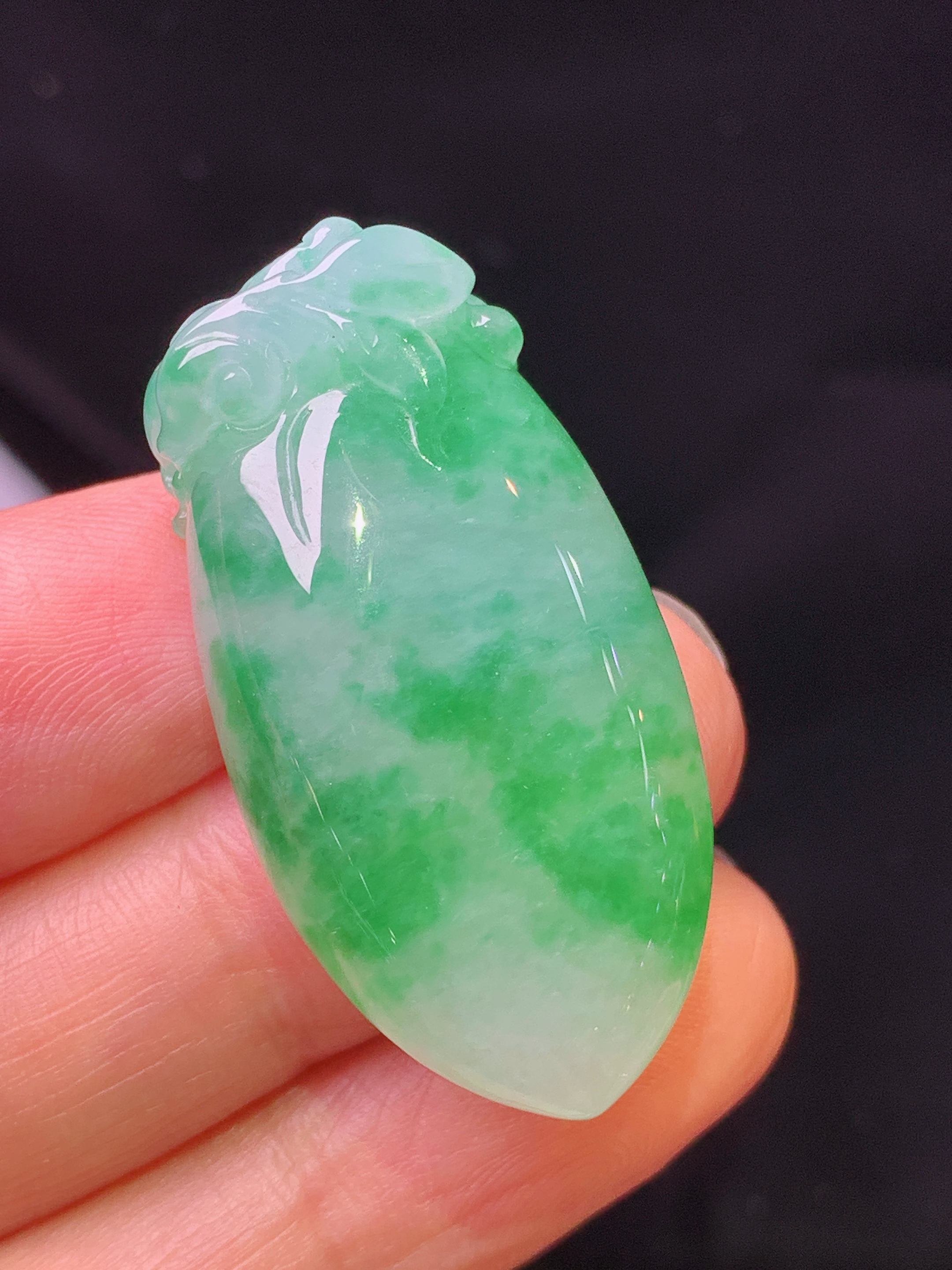 飘绿福瓜吊坠 玉质细腻 色泽艳丽清新 水润亮眼 整体尺寸36.7*18.6*10x1